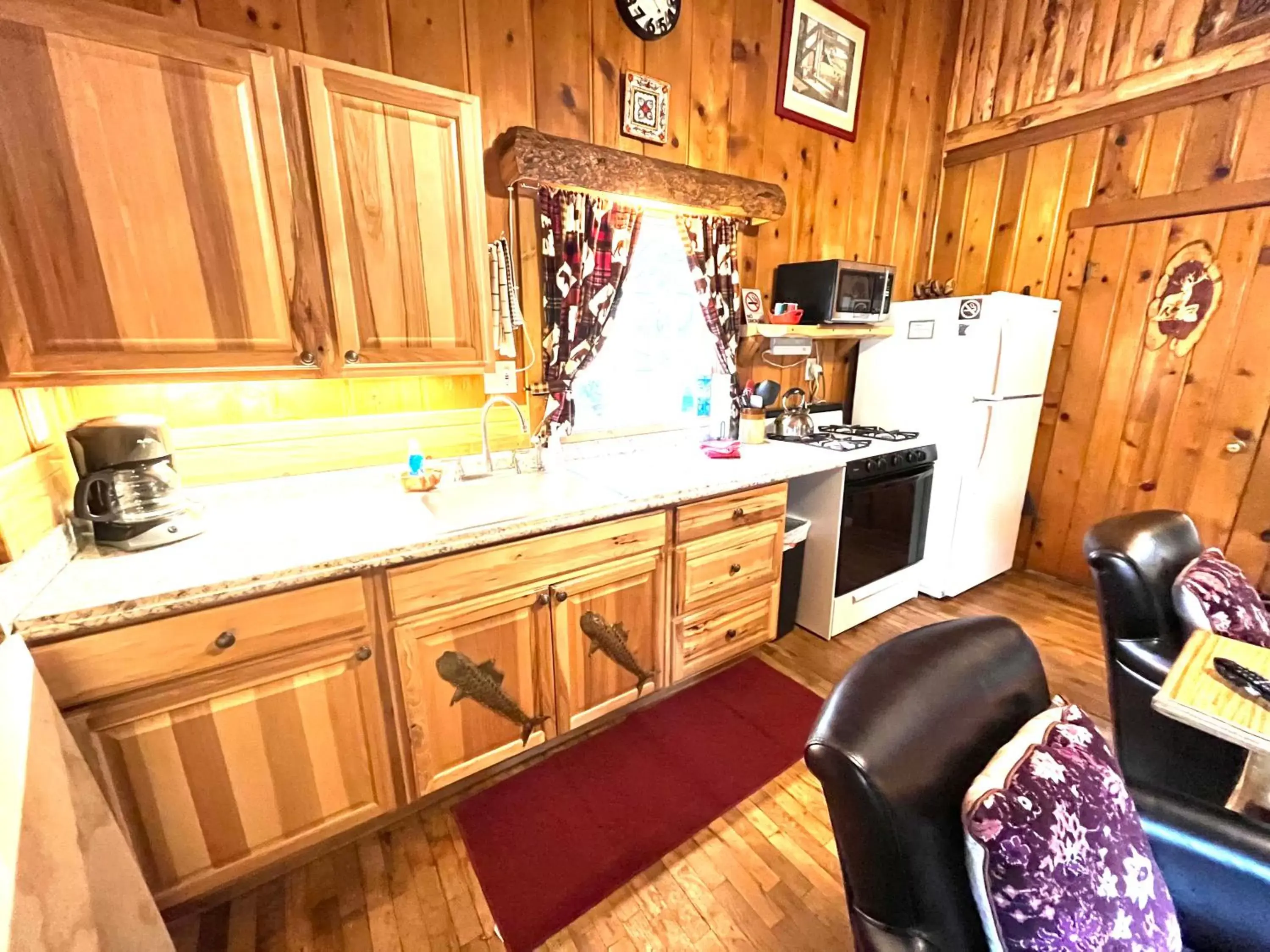 Kitchen/Kitchenette in Pine Haven Resort