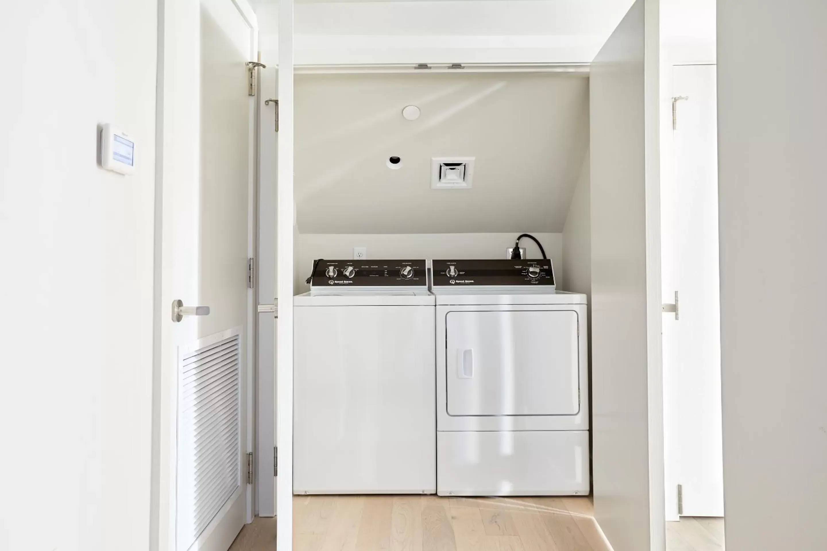 Living room, Kitchen/Kitchenette in Sonder Gravier Place