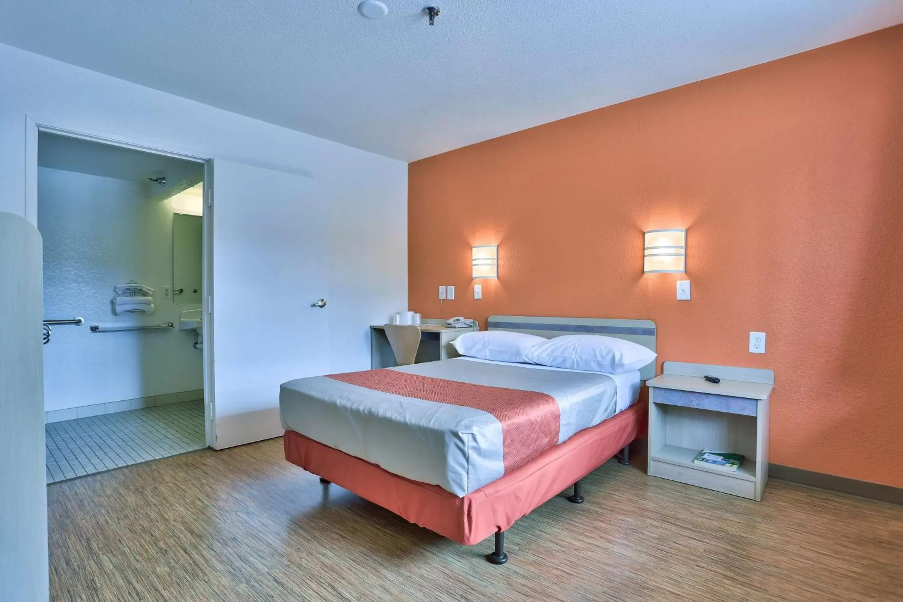 Bedroom, Bed in Motel 6-Flagstaff, AZ - West - Woodland Village