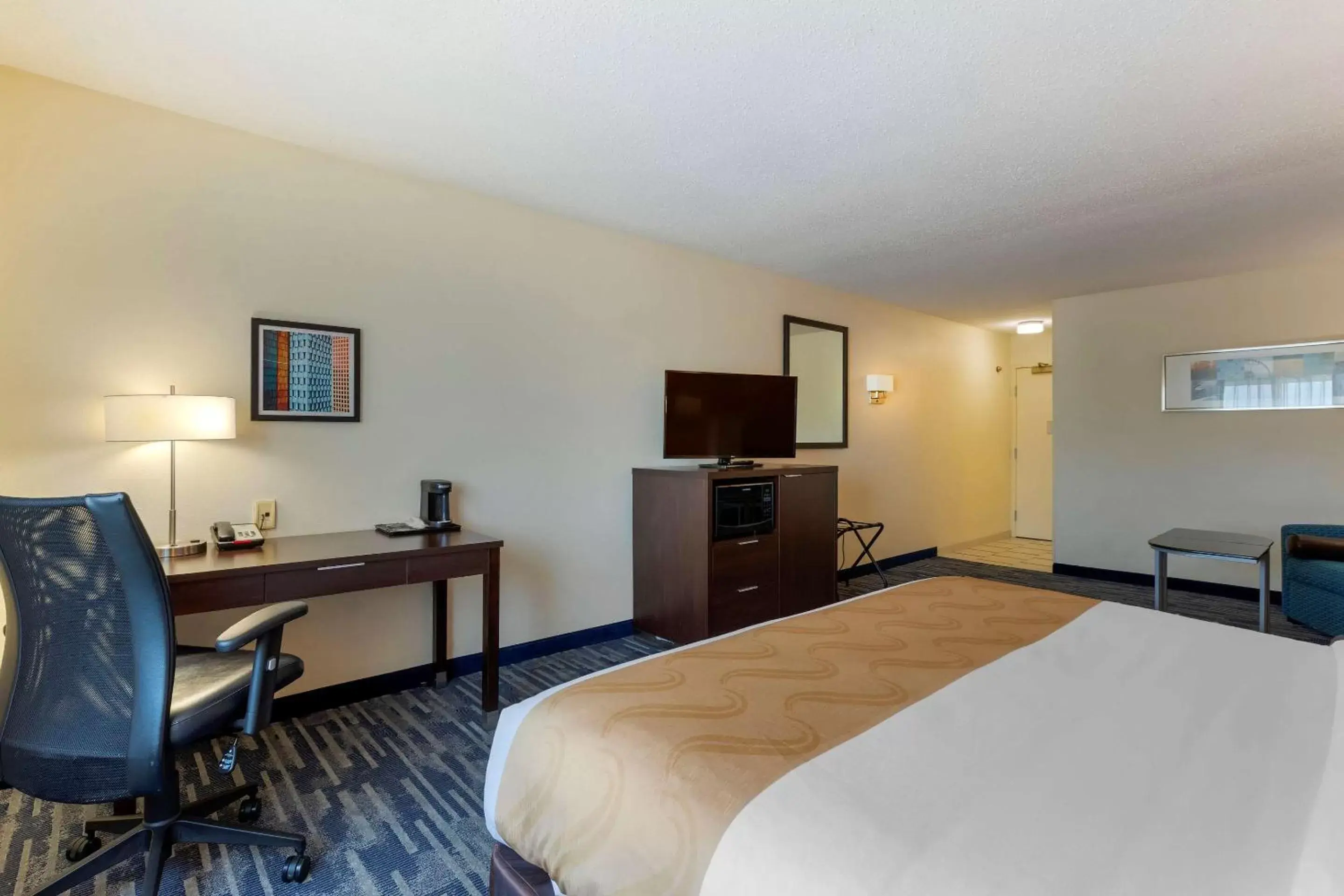 Photo of the whole room, Bed in Quality Inn & Suites Keokuk North
