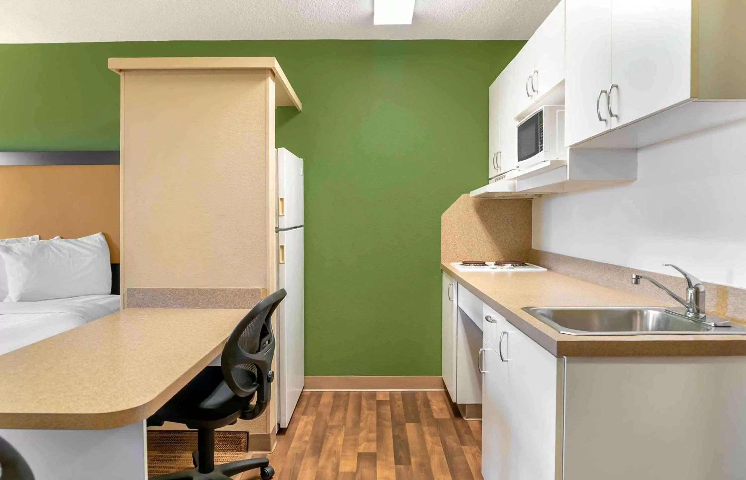 Bedroom, Kitchen/Kitchenette in Extended Stay America Select Suites - Chicago - Naperville - West