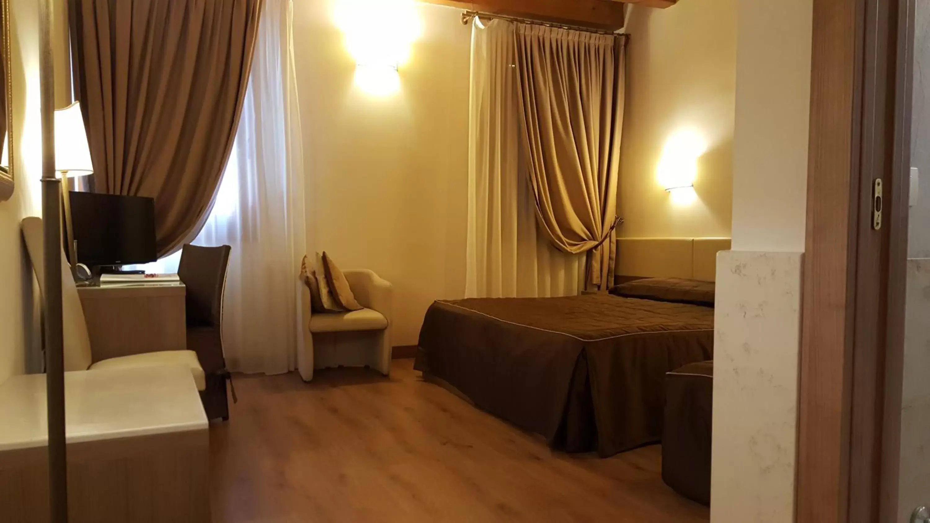 Photo of the whole room, Bed in UNAWAY Ecohotel Villa Costanza Venezia