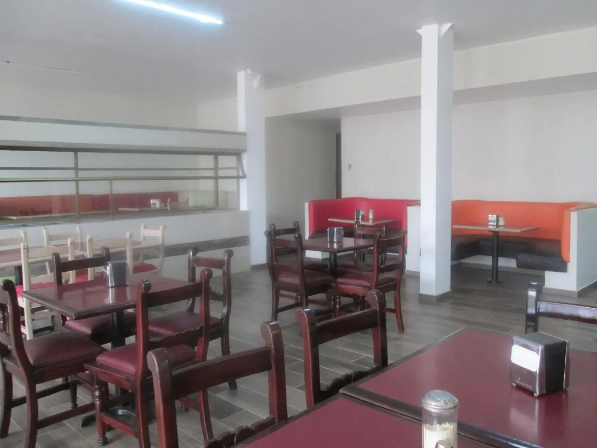 Restaurant/Places to Eat in Hotel Colon Express