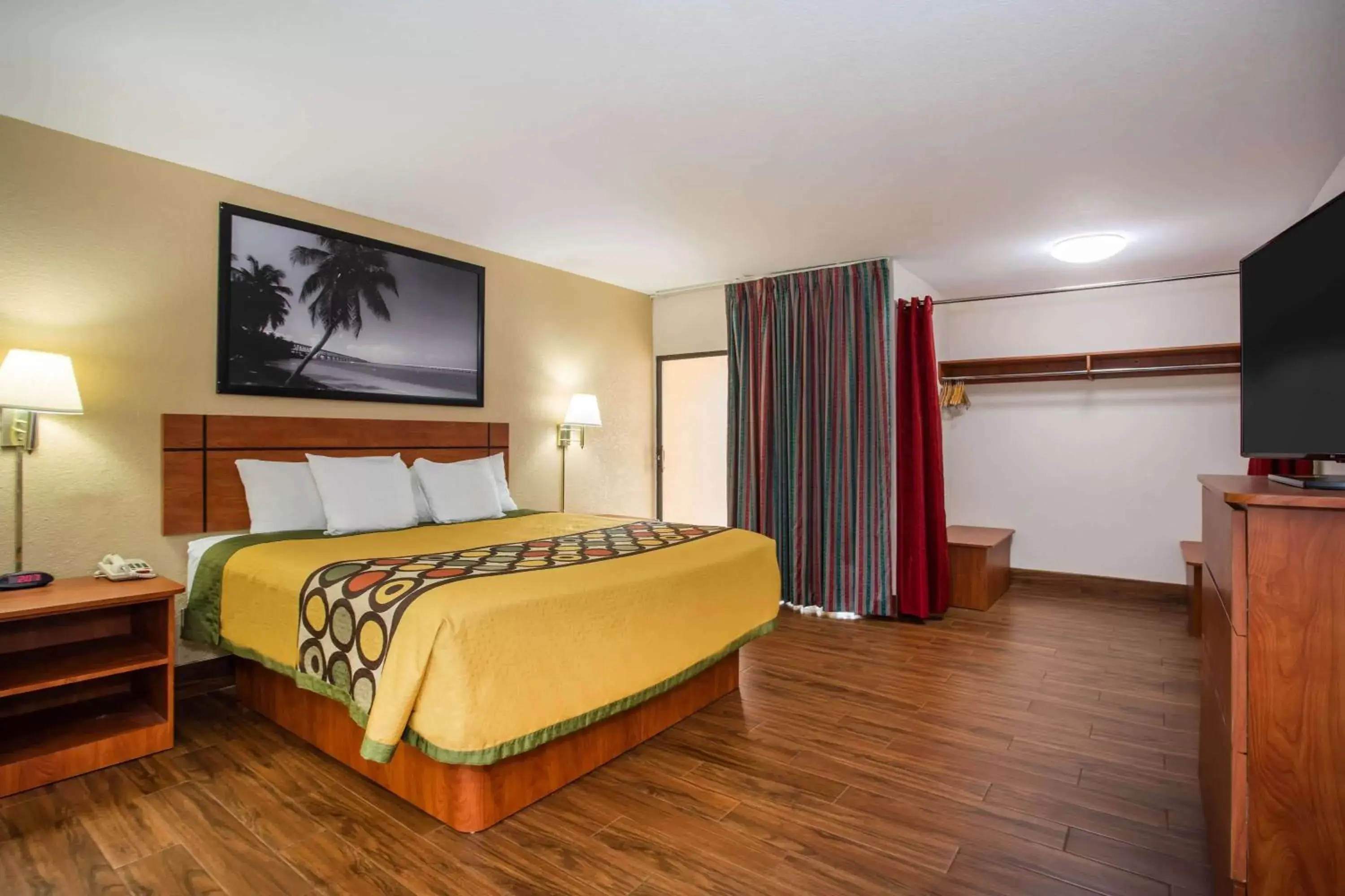 Photo of the whole room, Bed in Super 8 by Wyndham North Palm Beach