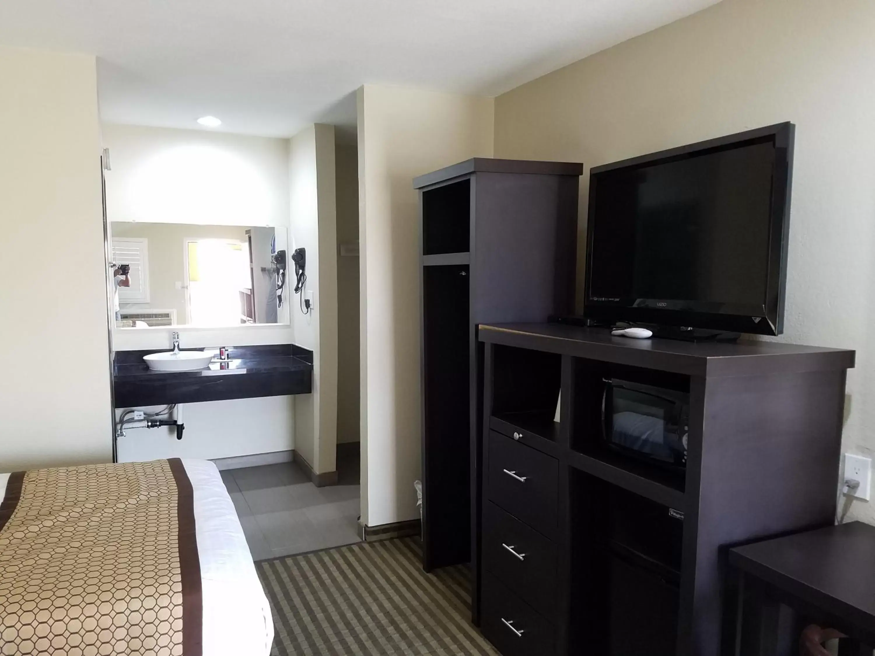 Photo of the whole room, TV/Entertainment Center in Days Inn by Wyndham El Centro