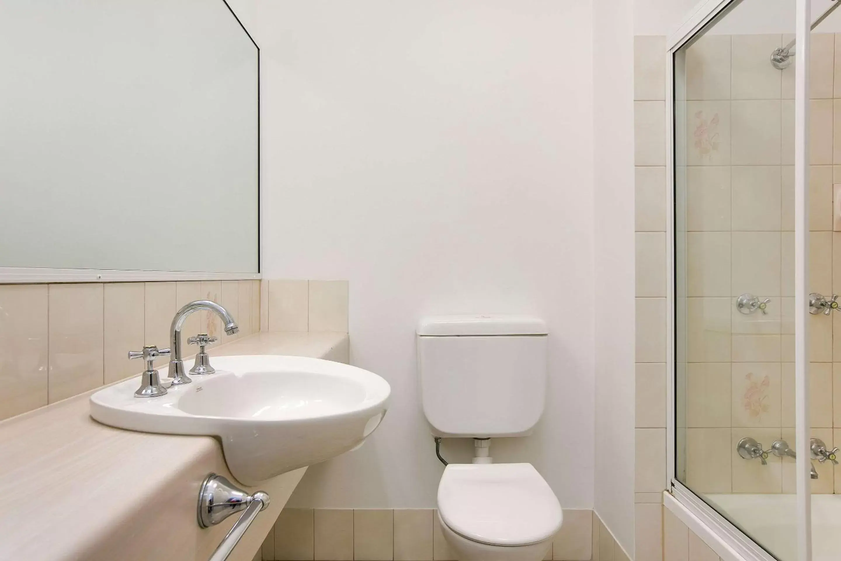 Bathroom in Comfort Inn Cairns City Bathroom in Comfort Inn Cairns City