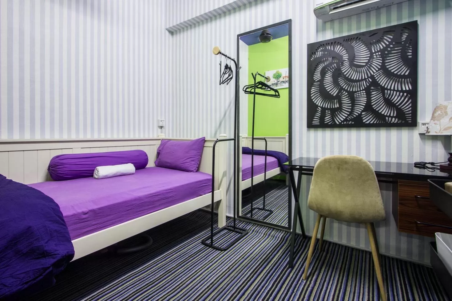 Photo of the whole room, Bed in USM Designer Dwell