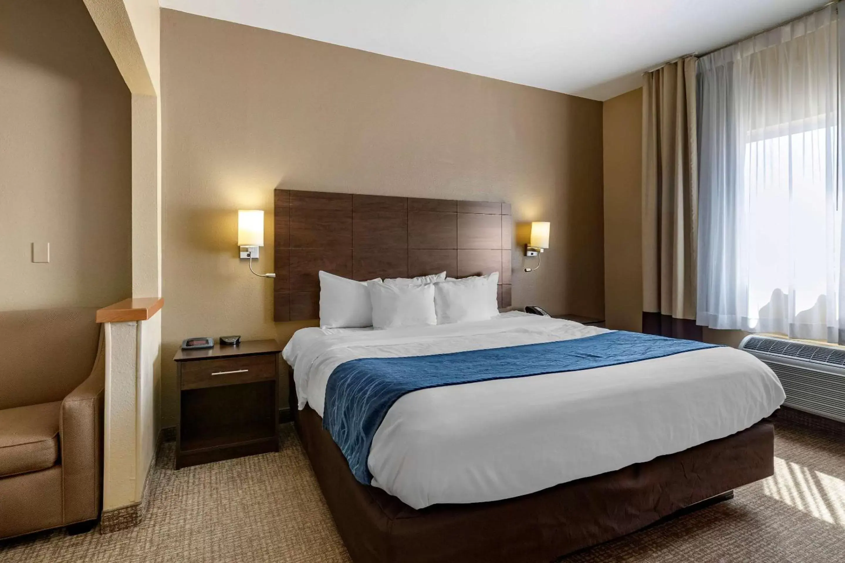 Bedroom, Bed in Comfort Inn & Suites Waterloo – Cedar Falls