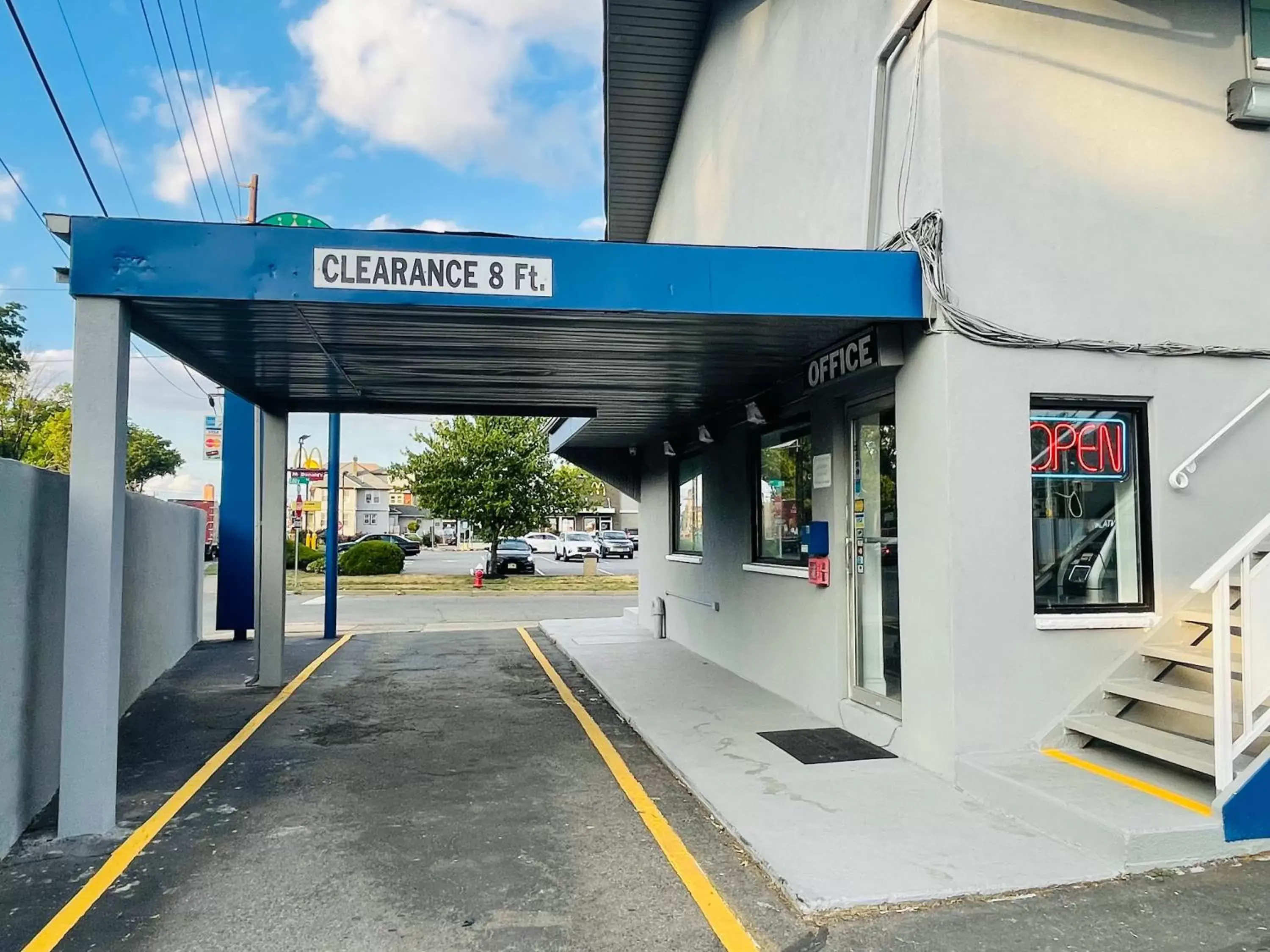 Facade/entrance in Crown Inn Motel