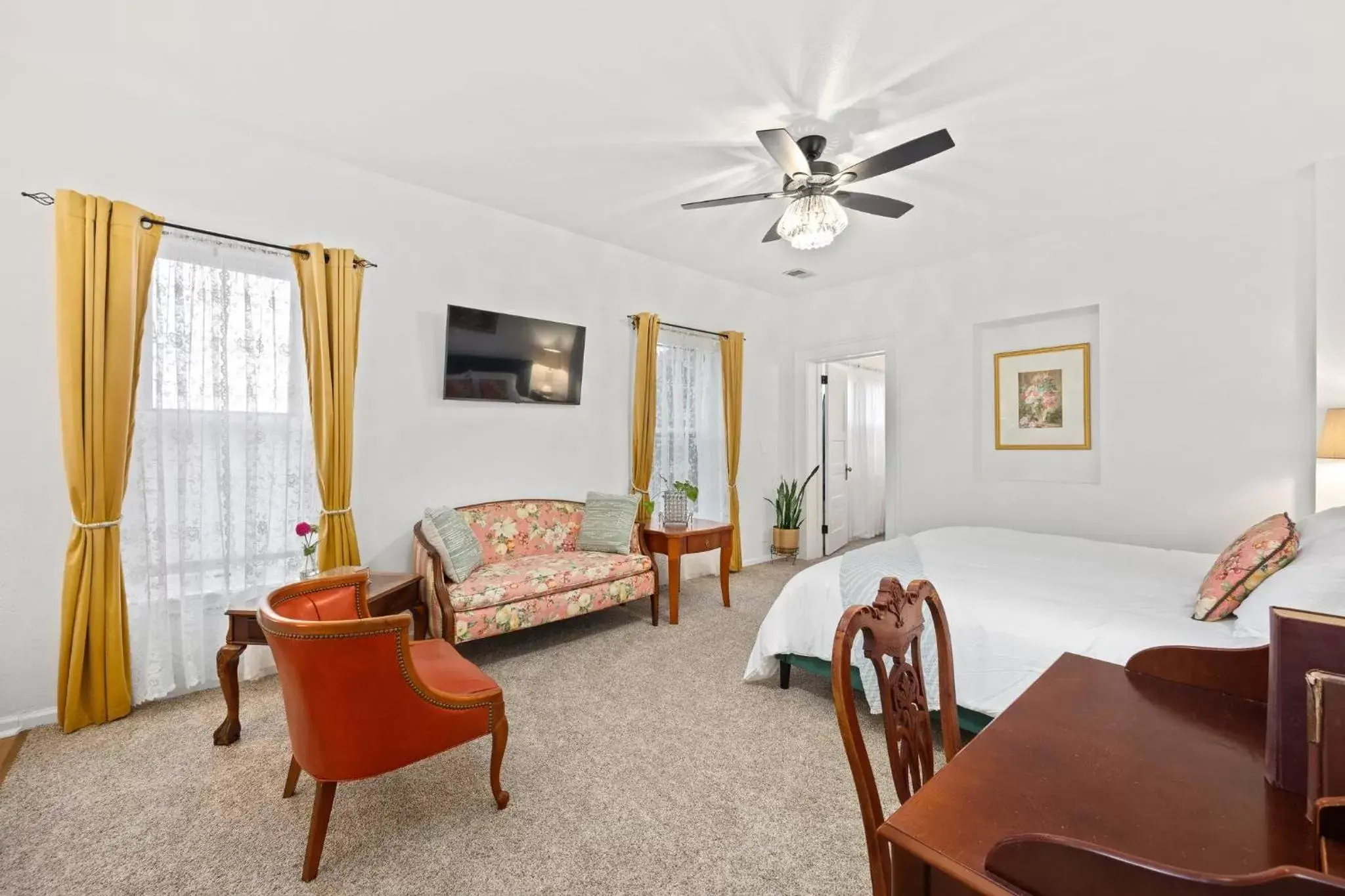 King Suite in Flora House Denver King Suite in Flora House Denver