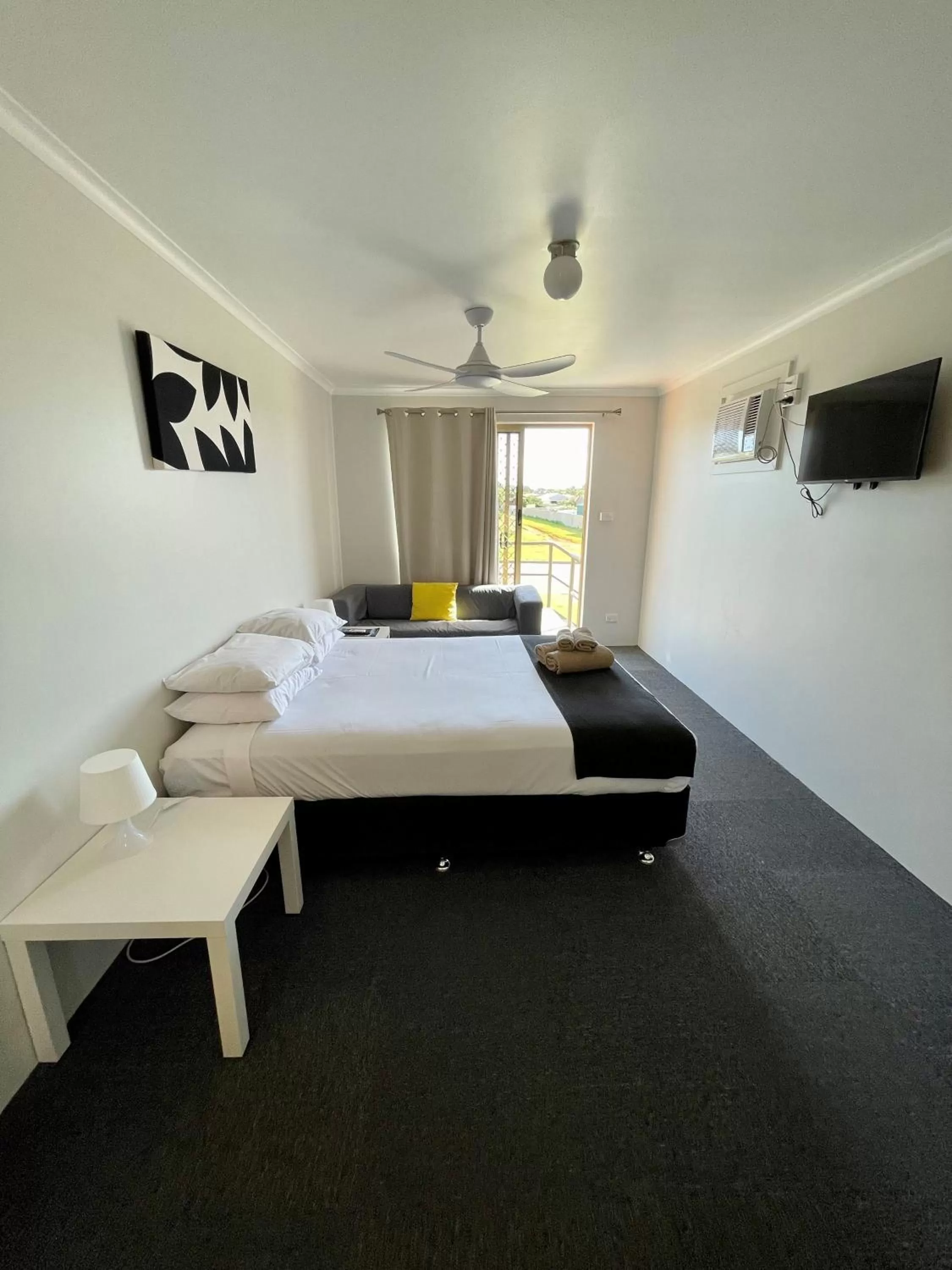Queen Studio in Geraldton's Ocean West Holiday Units & Short Stay Accommodation