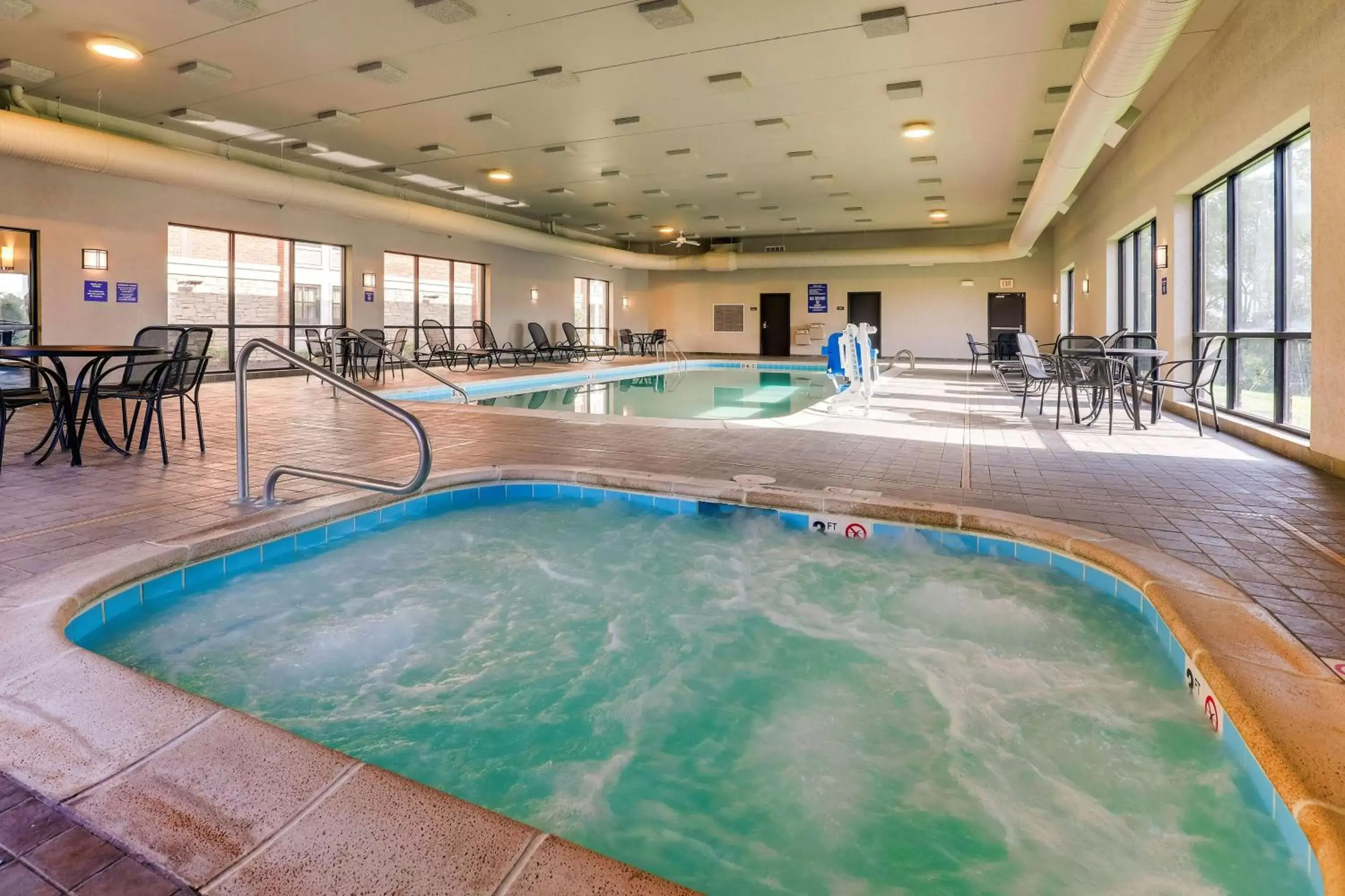 Pool view, Swimming Pool in Drury Inn & Suites St Joseph