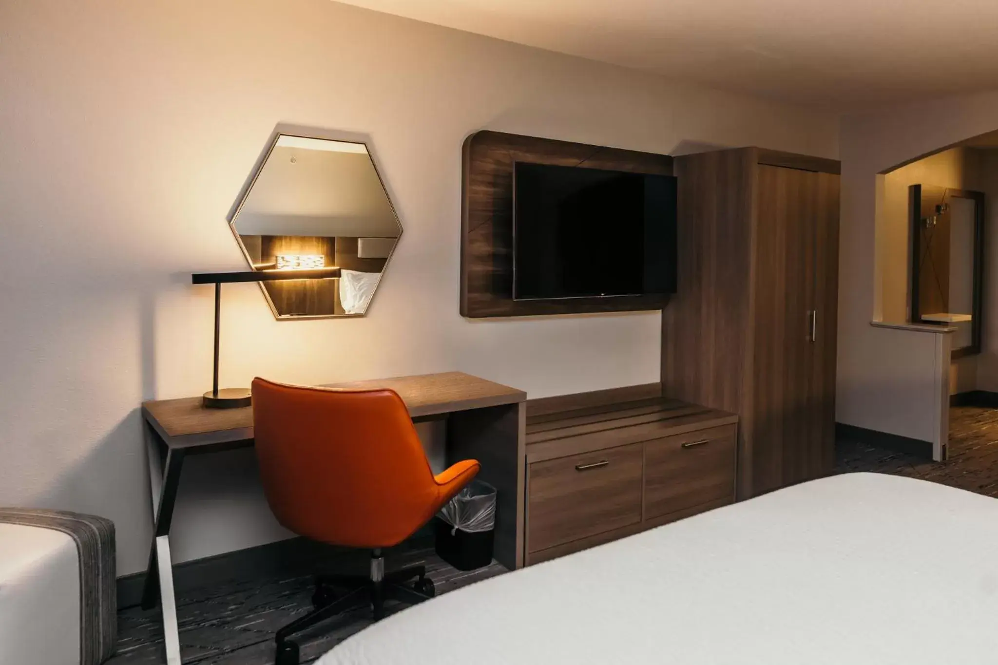 Bedroom, TV/Entertainment Center in Holiday Inn Express and Suites Urbandale Des Moines, an IHG Hotel