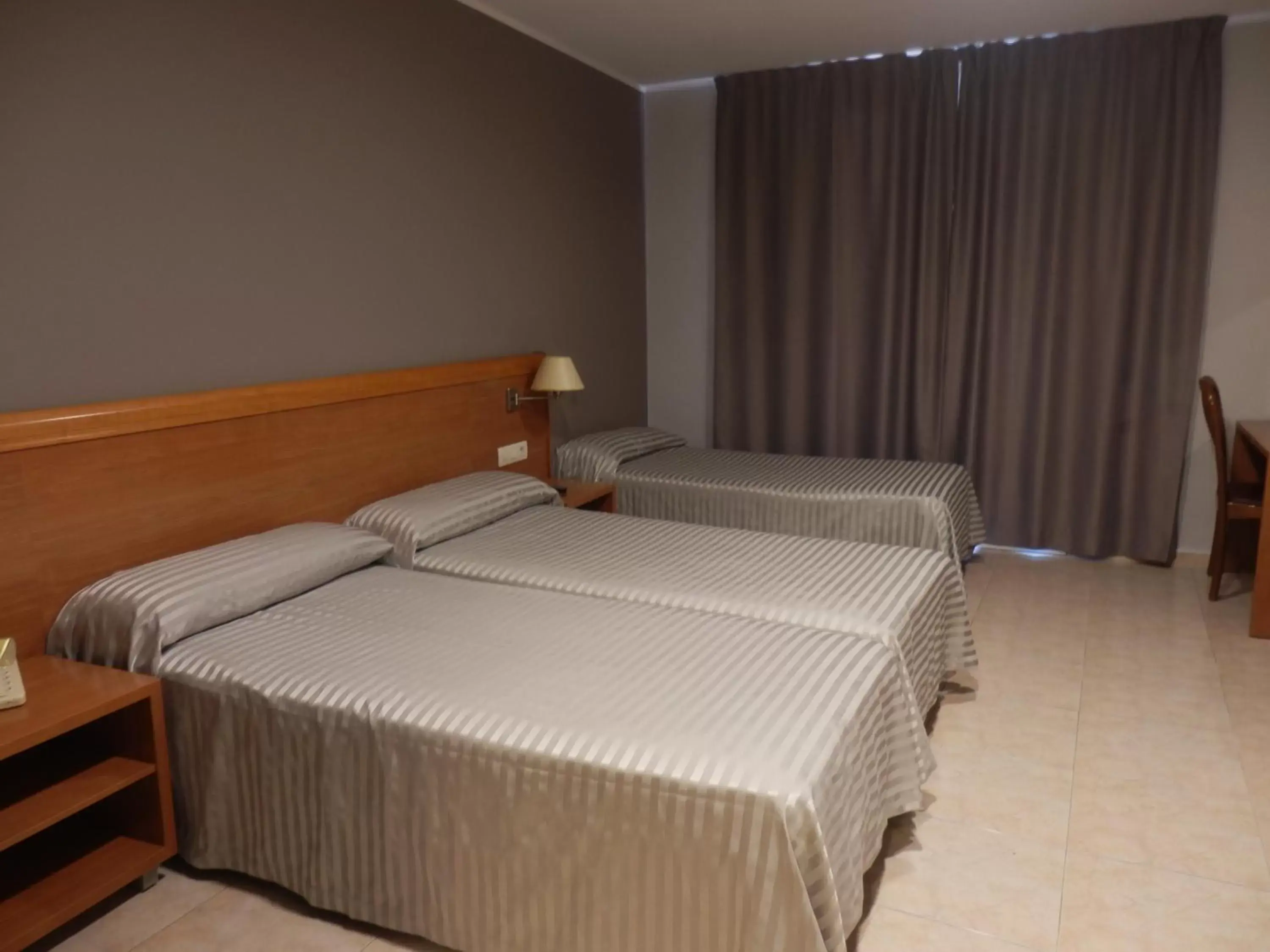 Photo of the whole room, Bed in Hotel Inglés