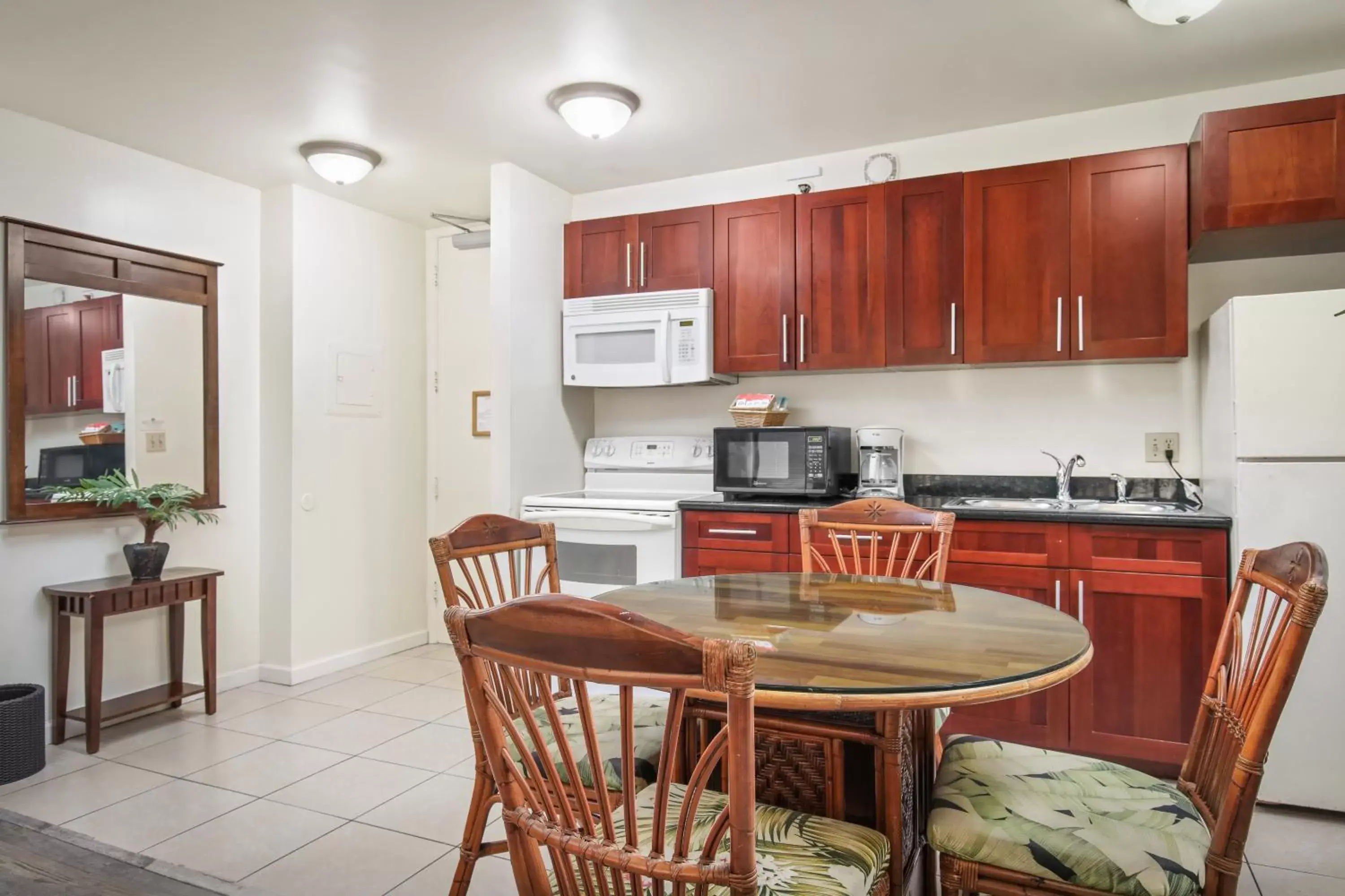 Kitchen or kitchenette, Kitchen/Kitchenette in Aston at the Waikiki Banyan