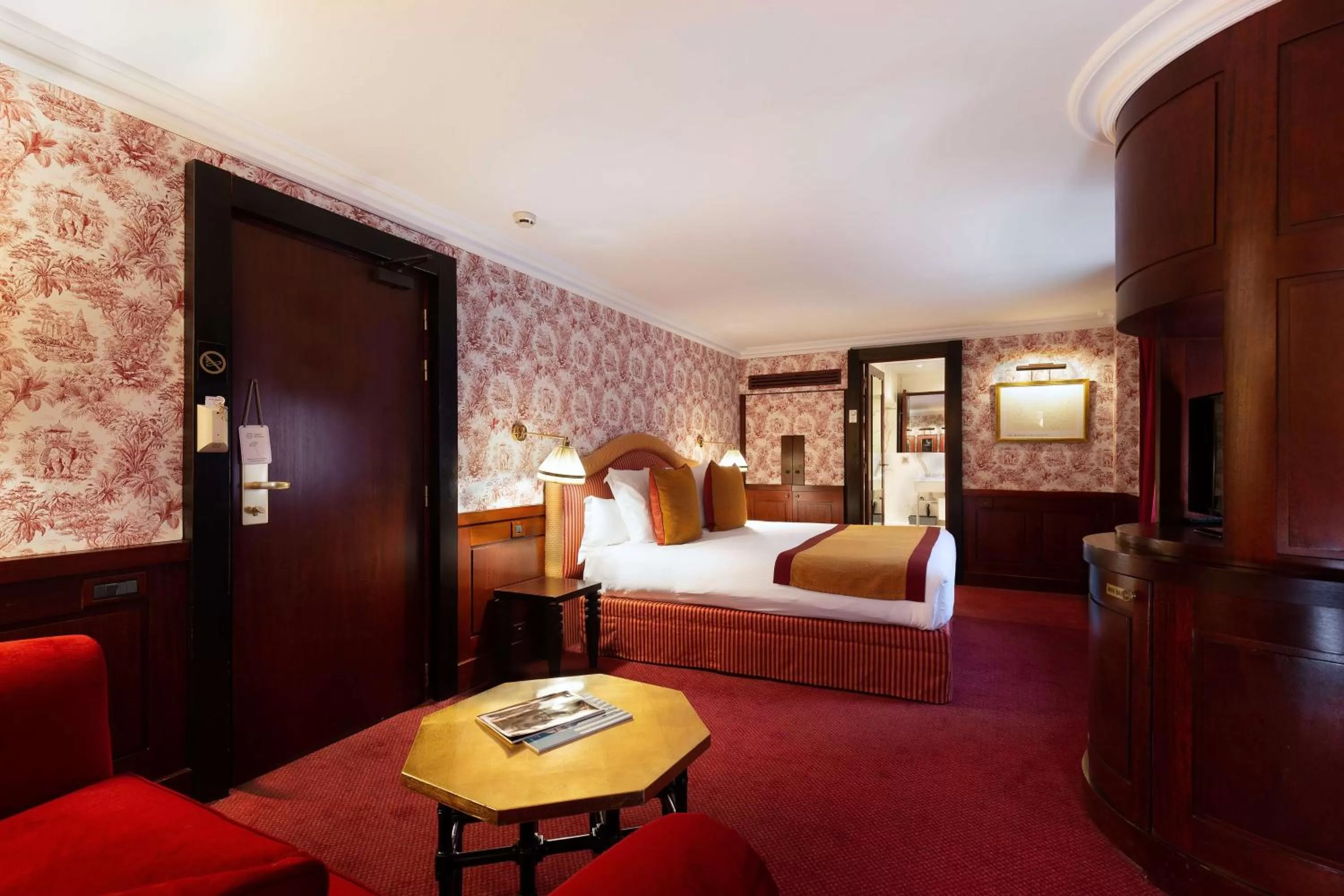 Photo of the whole room, Bed in Grand Hotel de l'Opera - BW Premier Collection