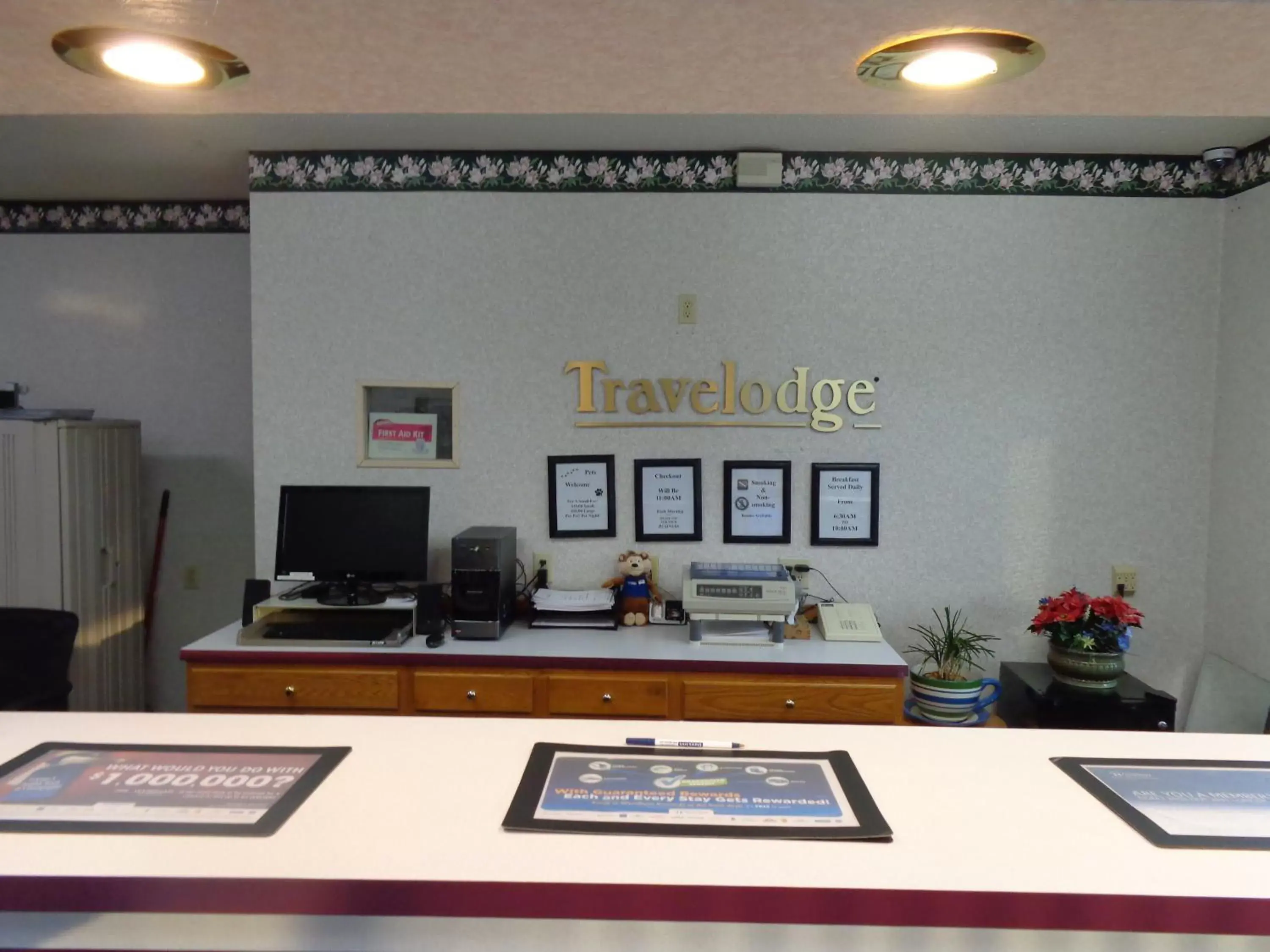 Lobby or reception in Travelodge by Wyndham Ridgeway Martinsville Area