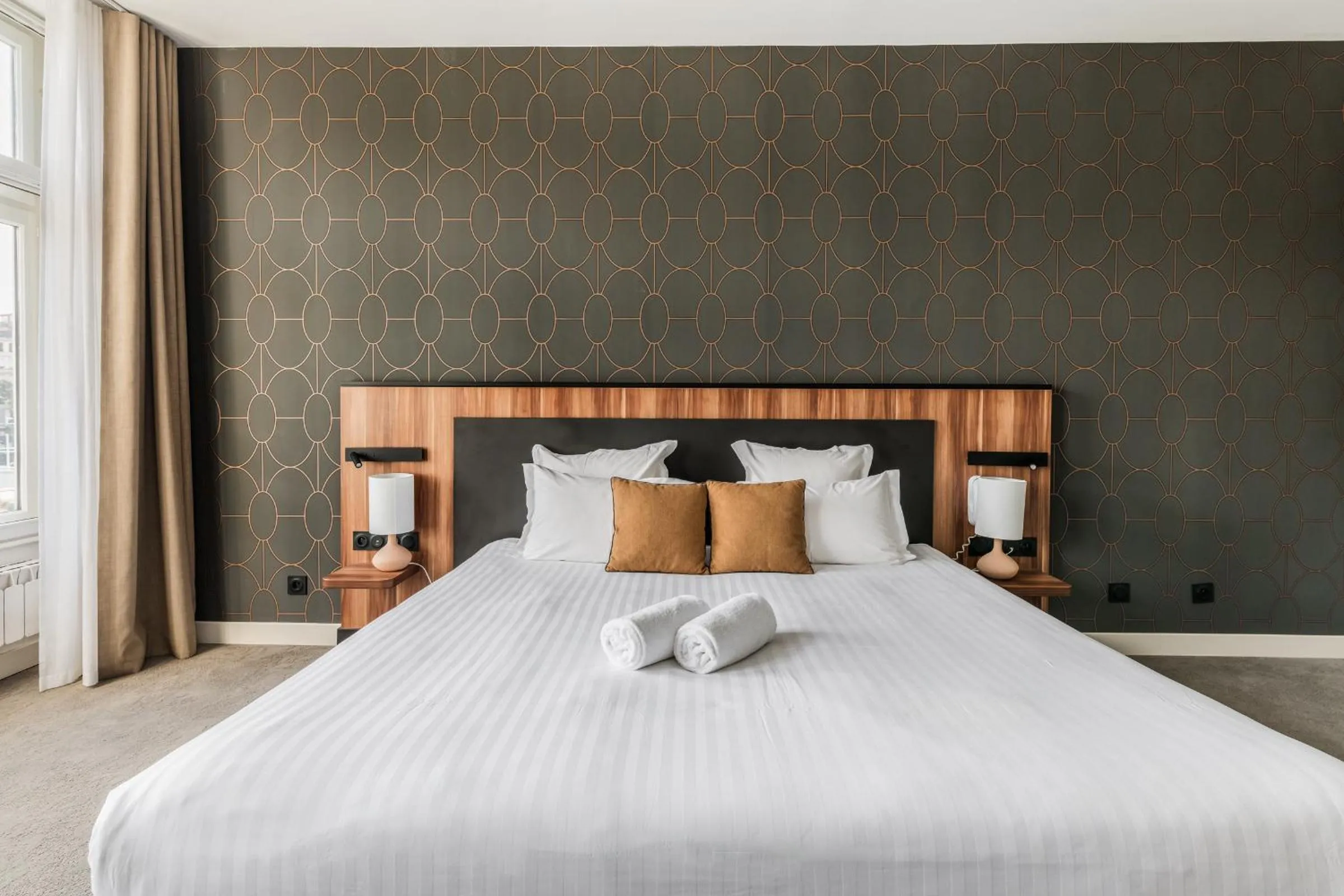 Bed in Le Phénix Hôtel