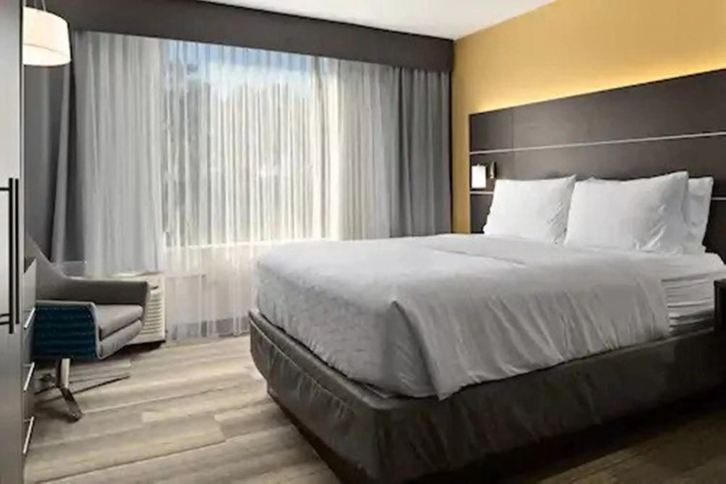 Bedroom, Bed in Holiday Inn Express - Atlanta-Kennesaw, an IHG Hotel