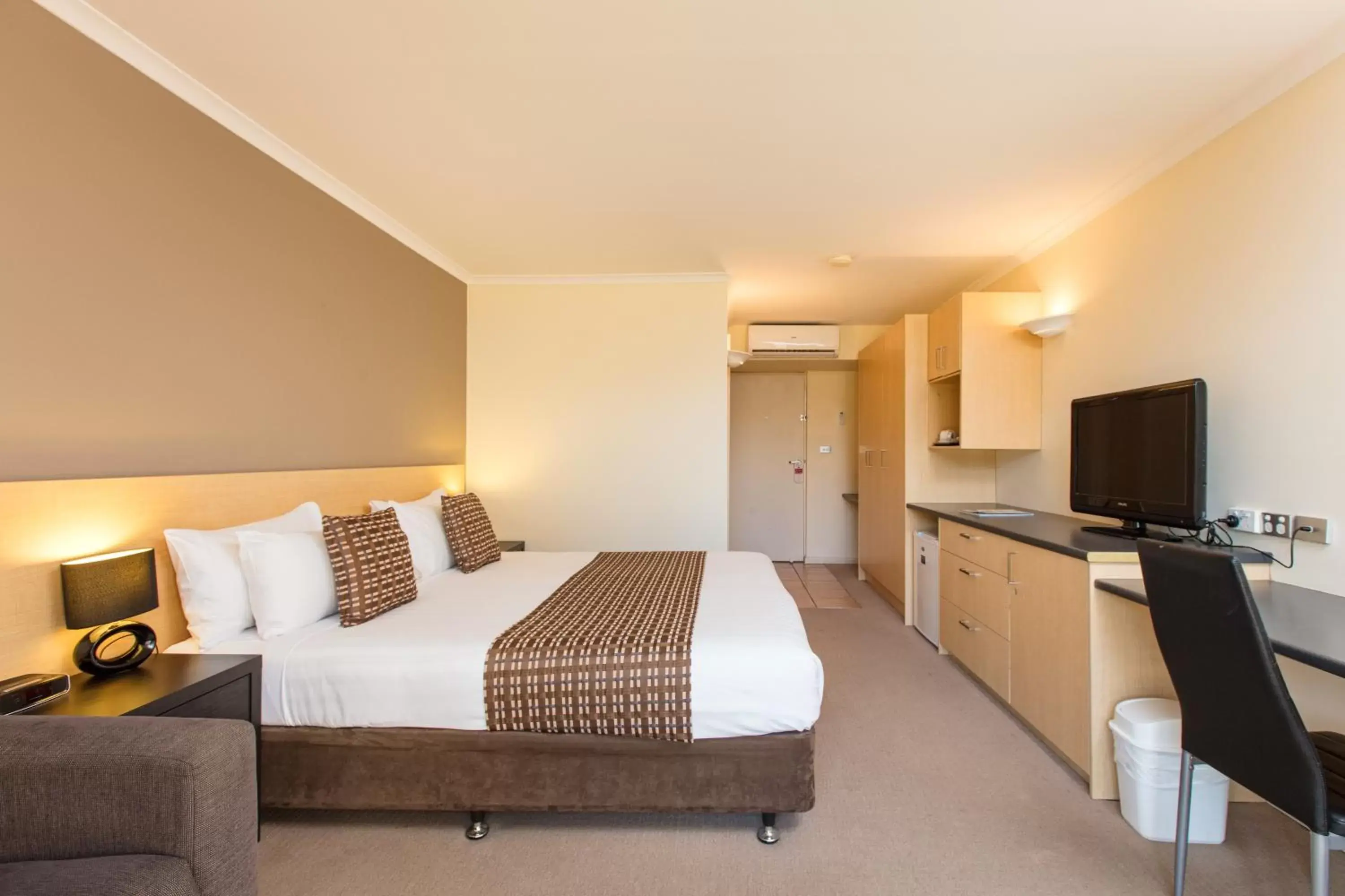 Photo of the whole room, Bed in Mildura Inlander Resort