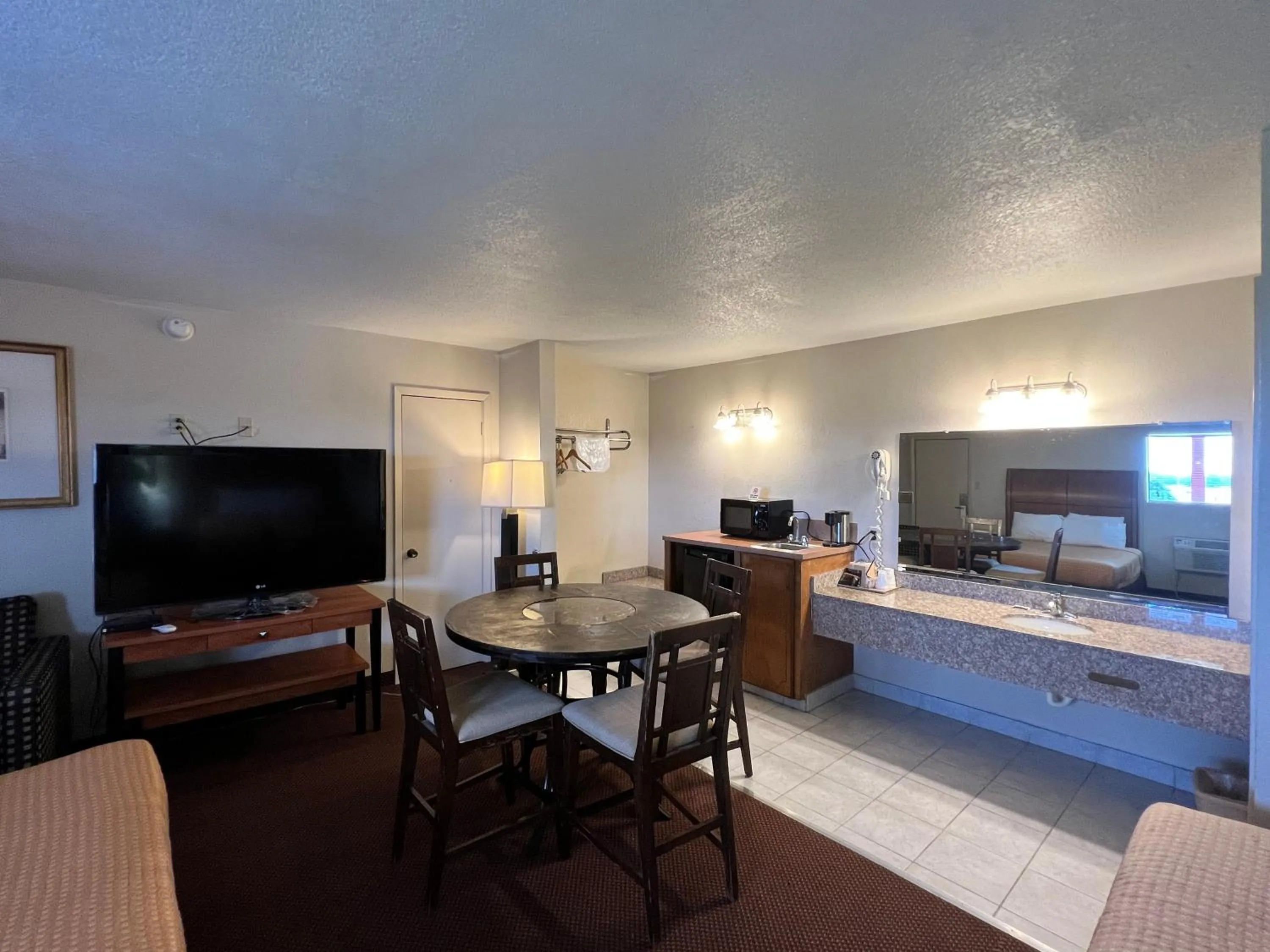 Bed in Americas Best Value Inn - Edna