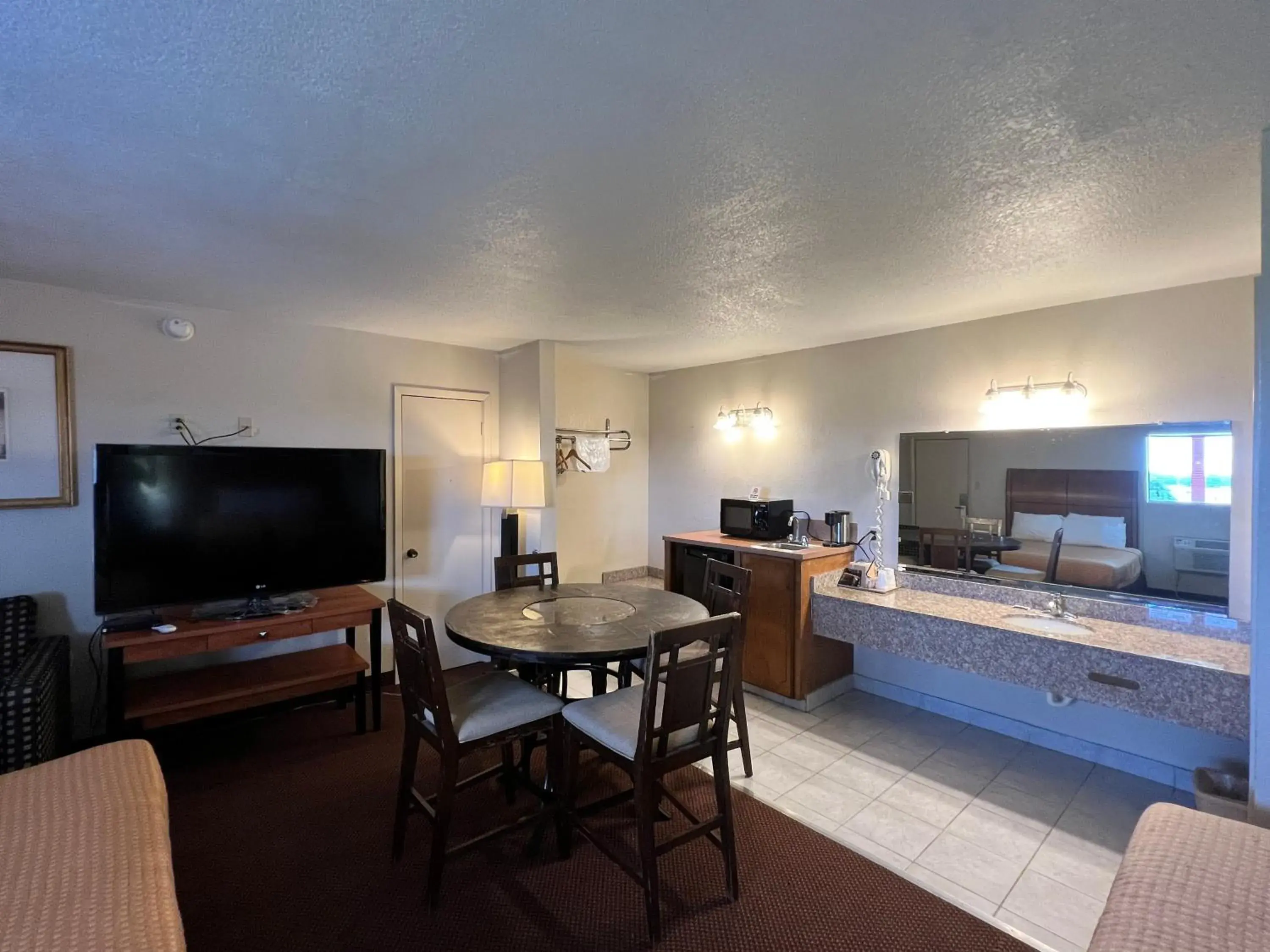 3 Double Beds Deluxe Non-Smoking in Americas Best Value Inn - Edna 3 Double Beds Deluxe Non-Smoking in Americas Best Value Inn - Edna