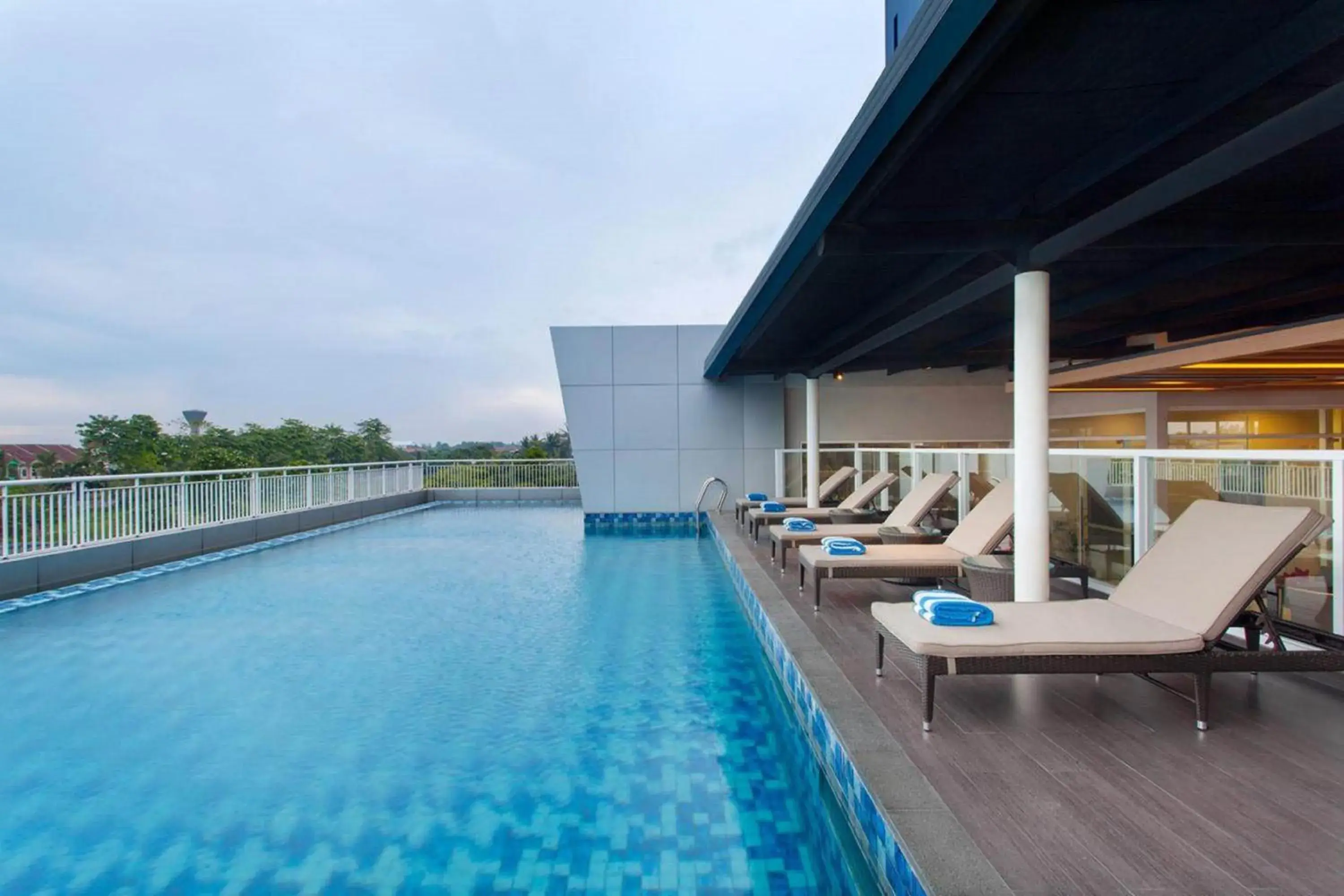 Swimming Pool in Days Hotel And Suites Jakarta Airport