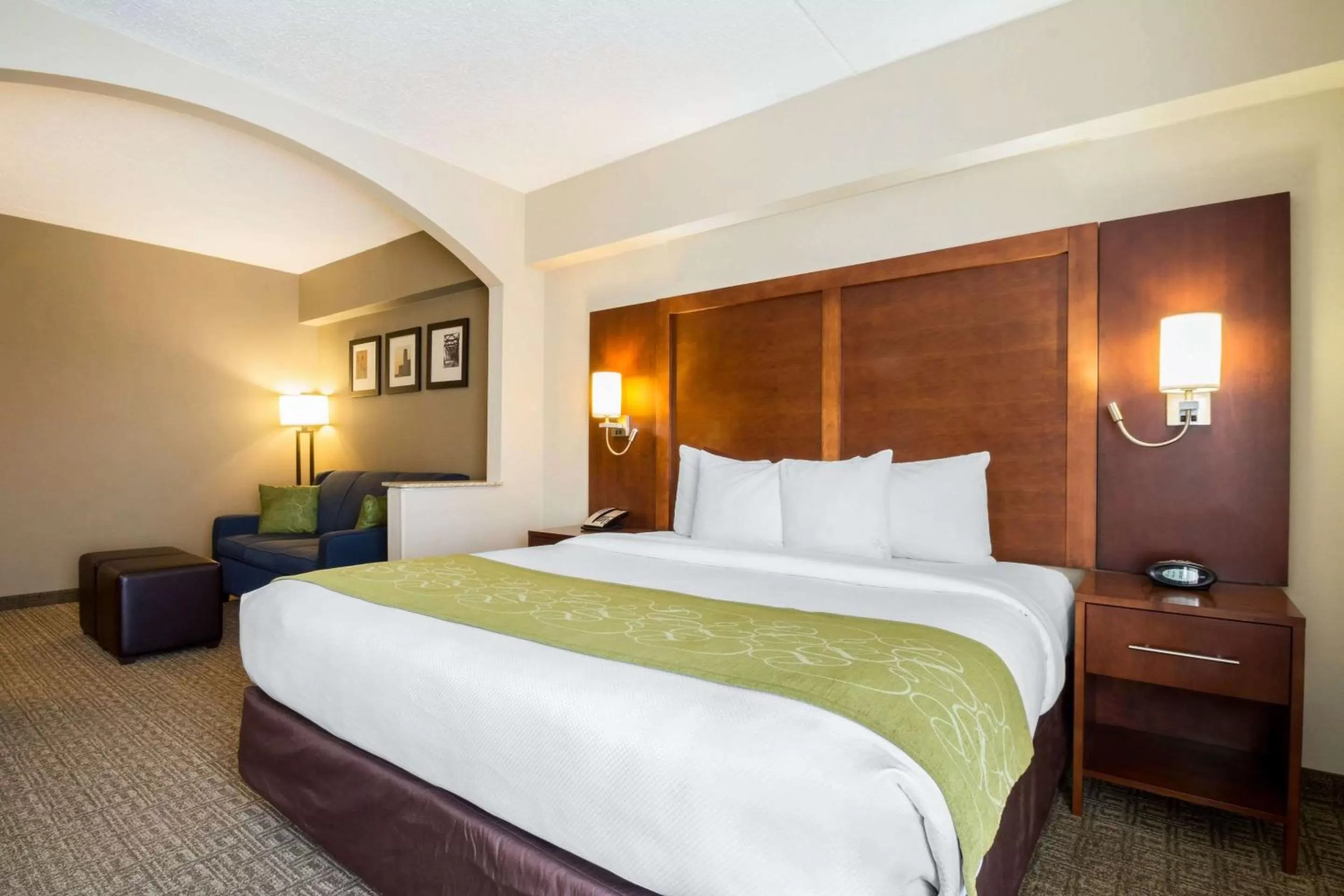 Photo of the whole room, Bed in Comfort Suites at Woodbridge