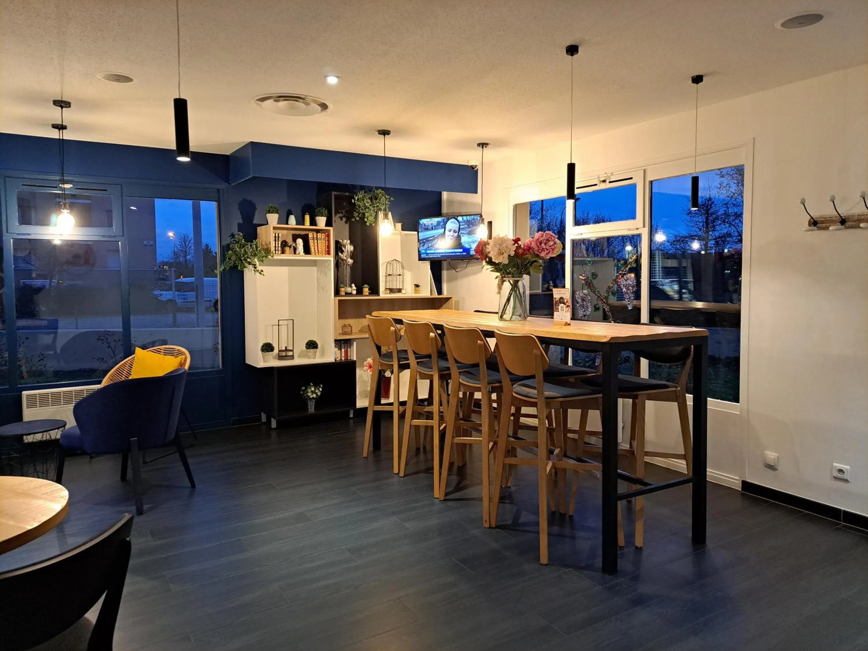 Lounge or bar in Kyriad Direct Roanne Hôtel