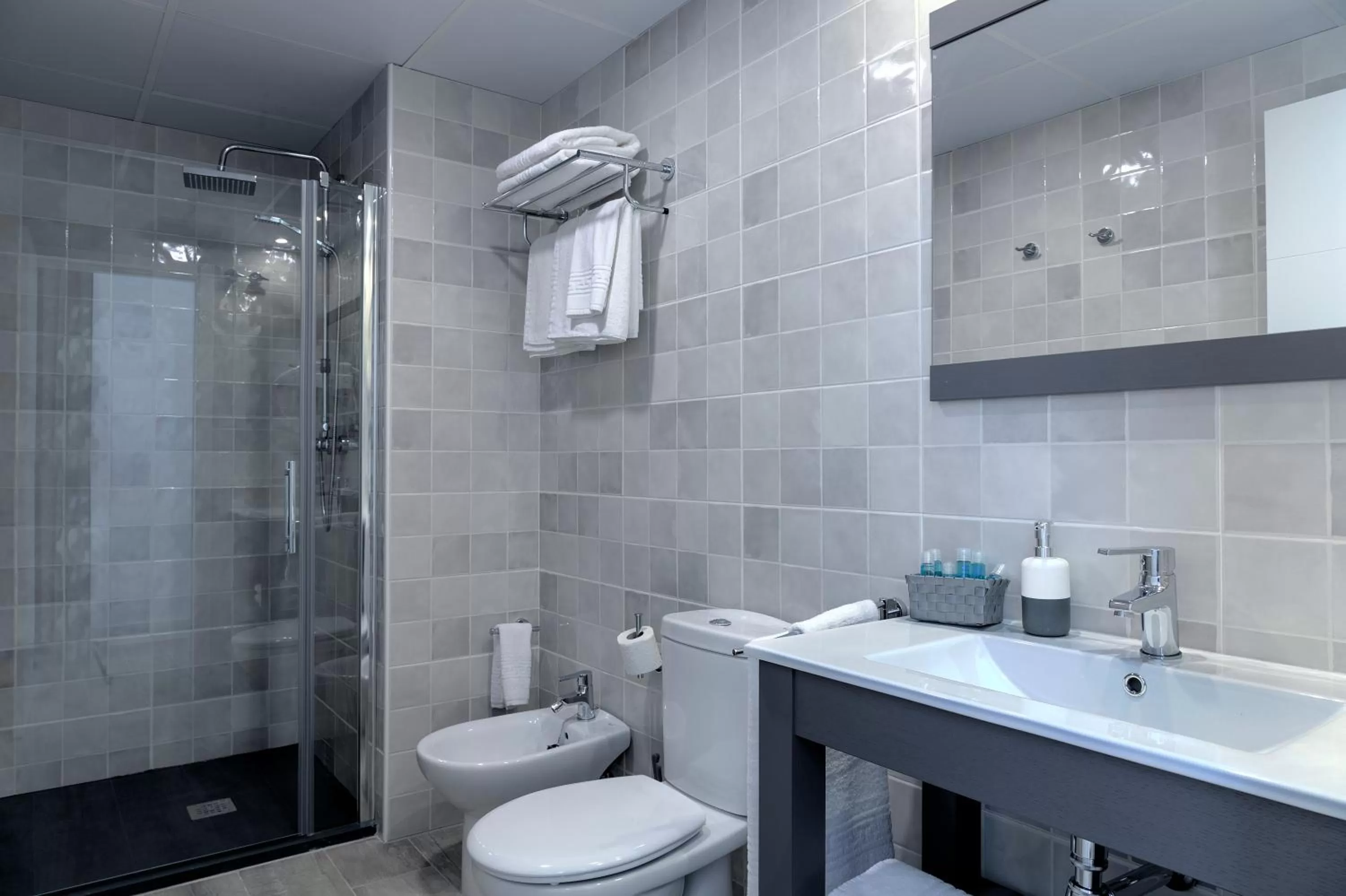 Shower, Bathroom in Hotel Apartamentos MPD