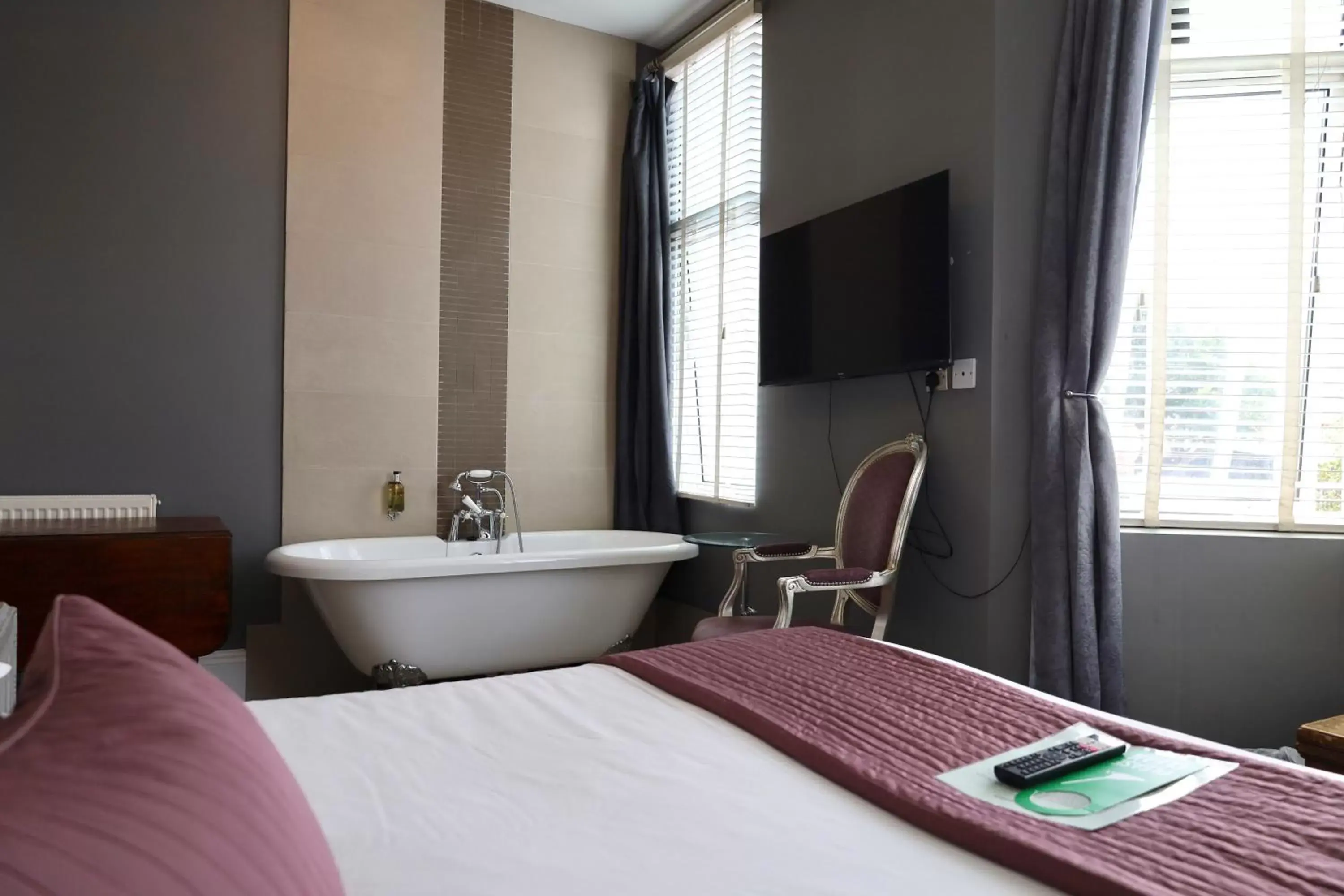 Bath, Bed in Brighton Inn Boutique Guest Accommodation
