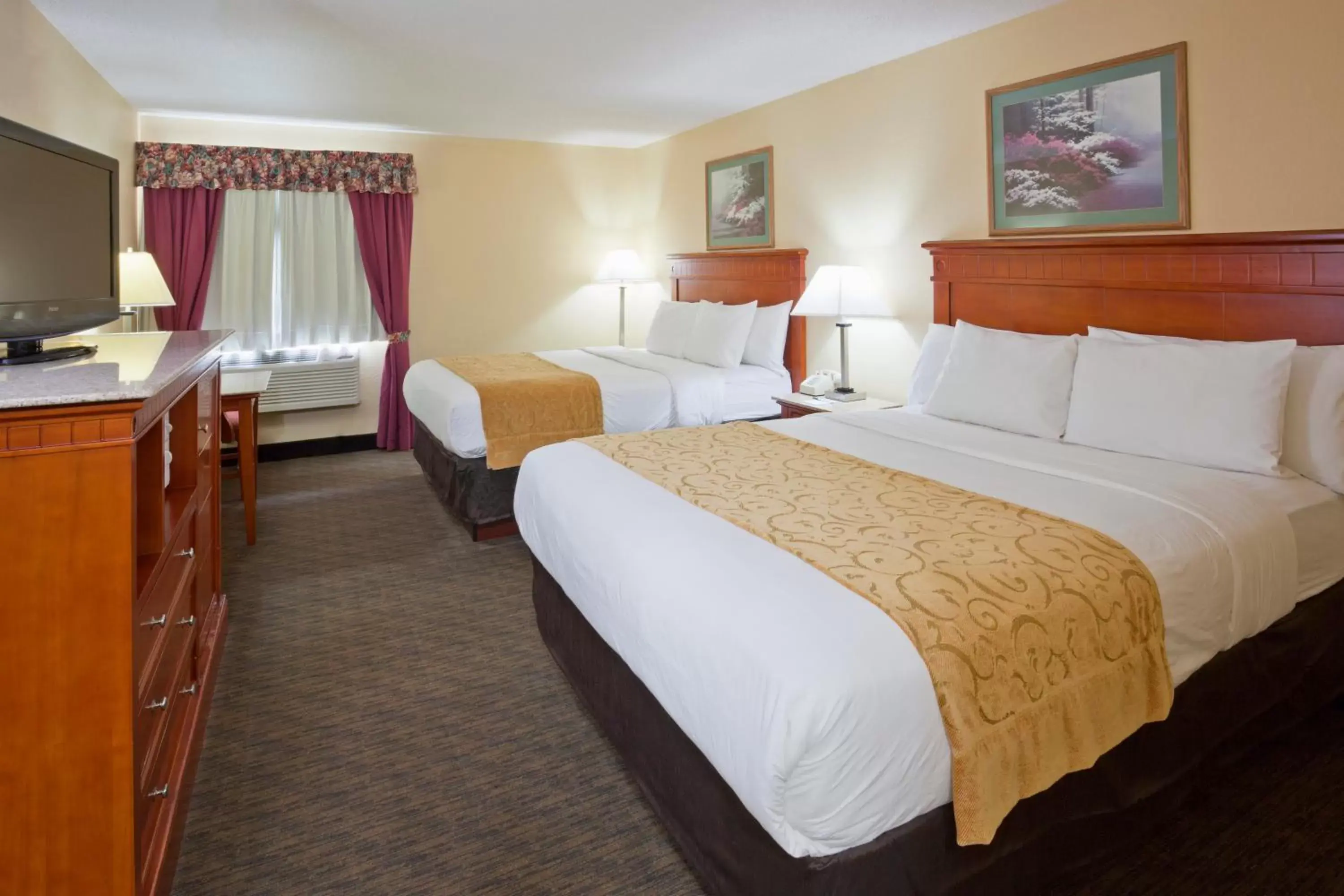 Bed in GrandStay Hotel and Suite Waseca