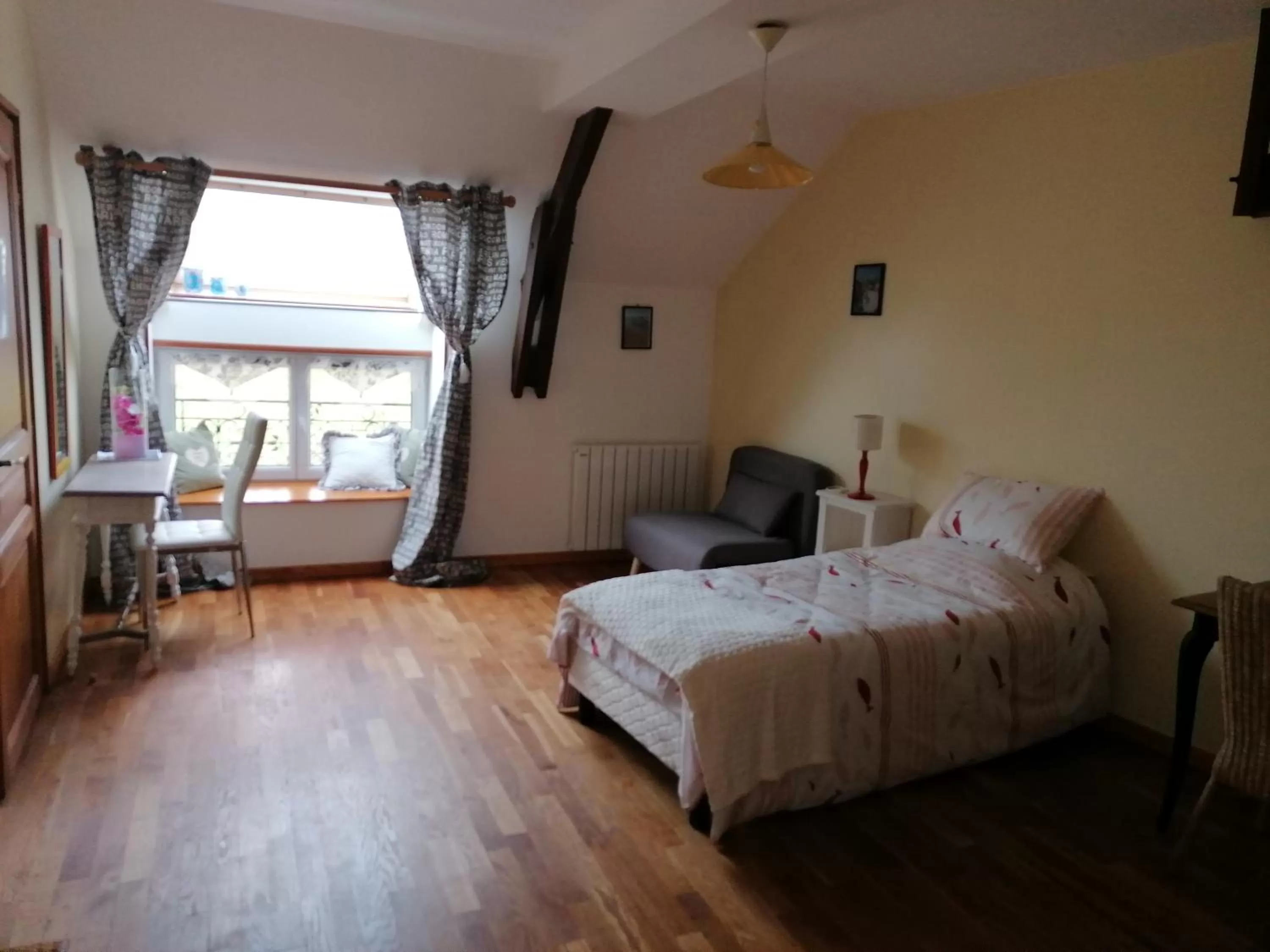 Photo of the whole room in La Parisière