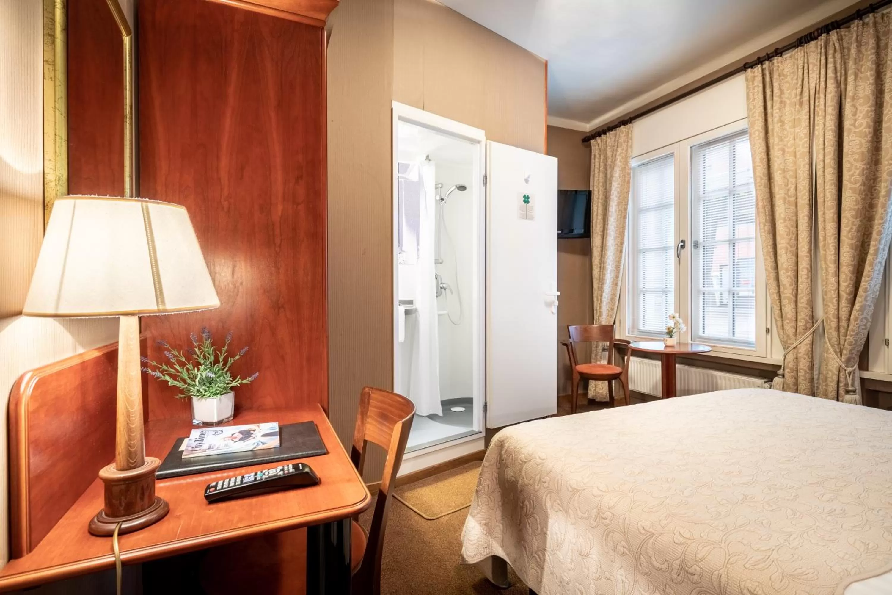 Bathroom, Bed in Hotel Albert I