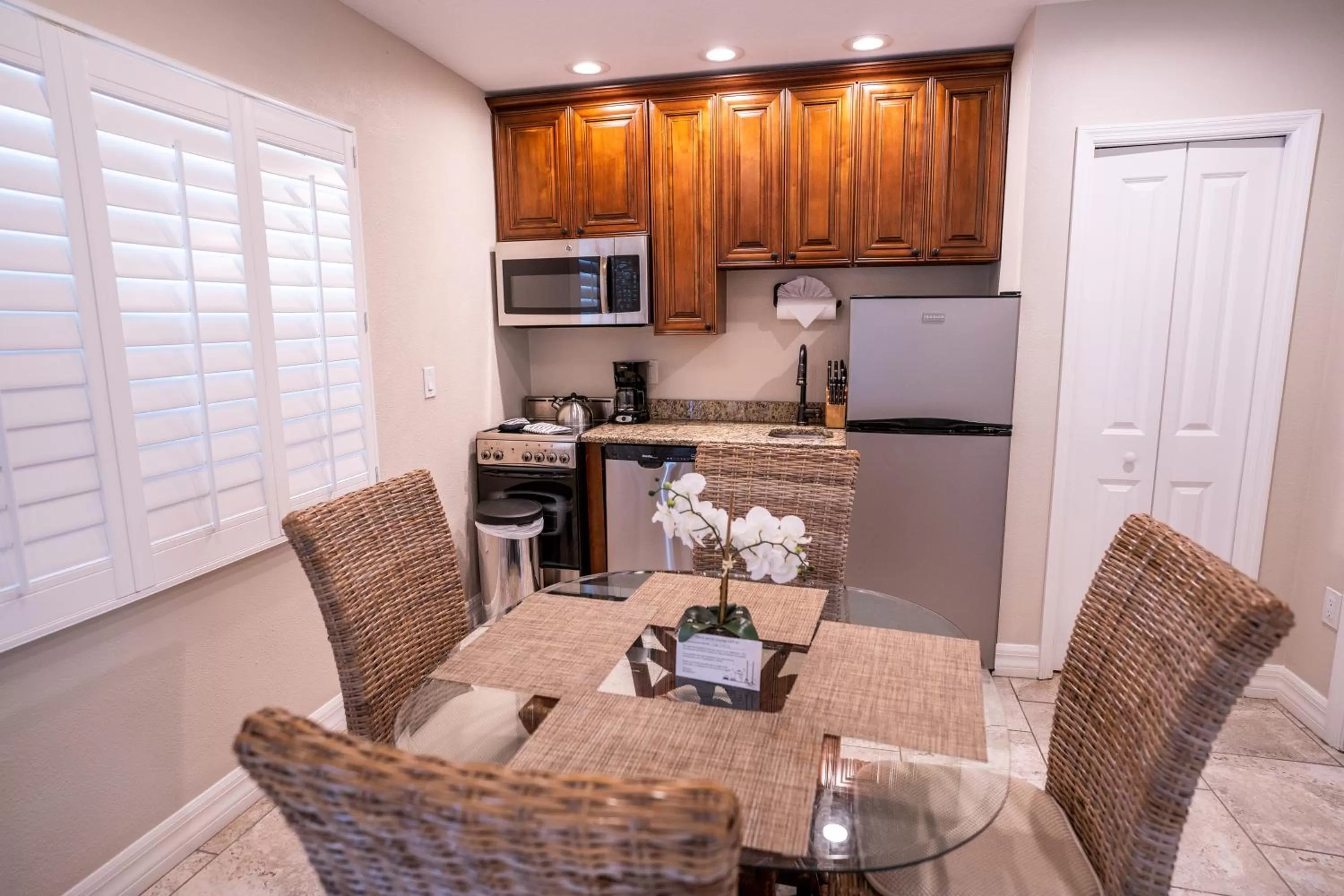 Kitchen or kitchenette in The Capri at Siesta