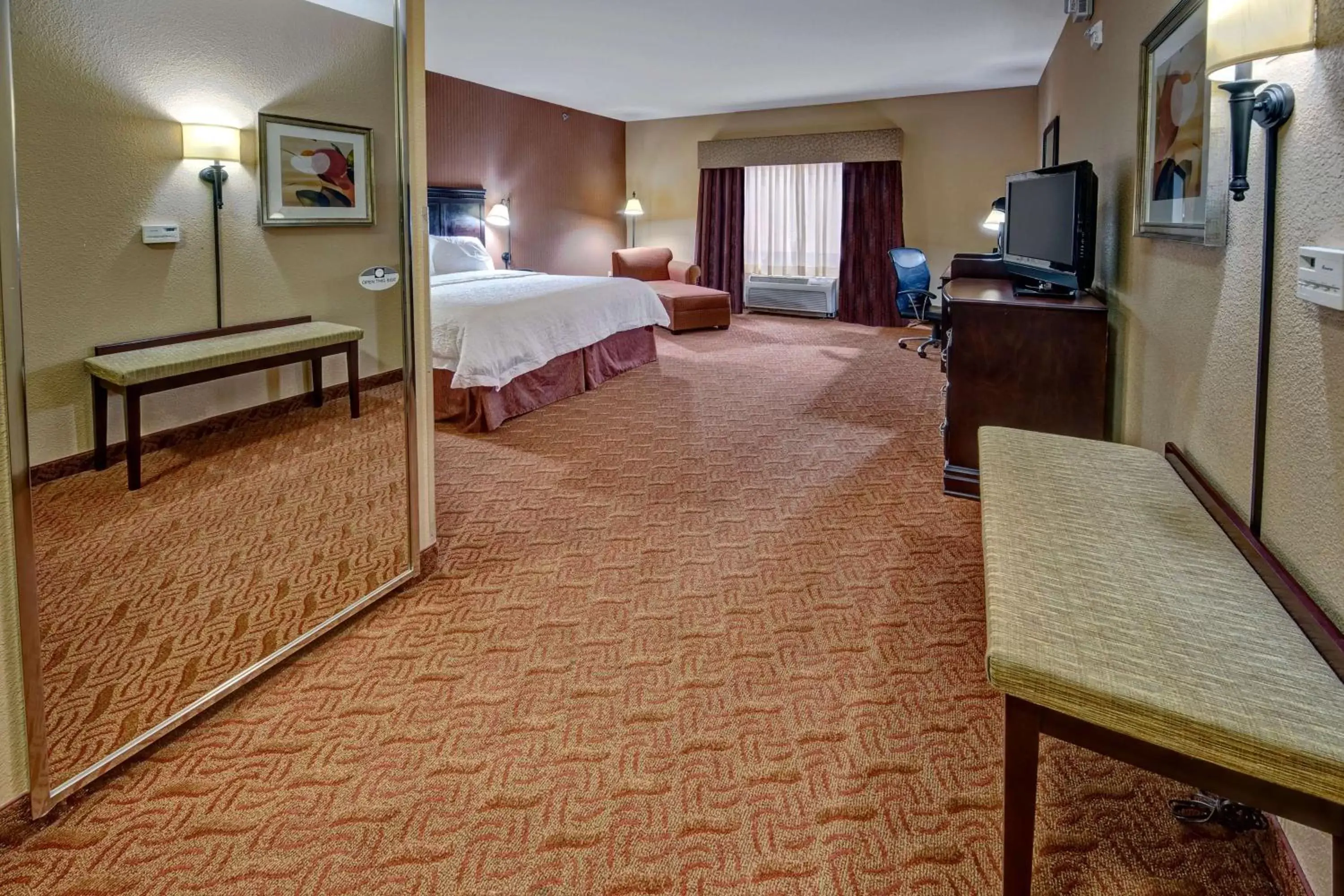 Bed in Hampton Inn & Suites Corsicana