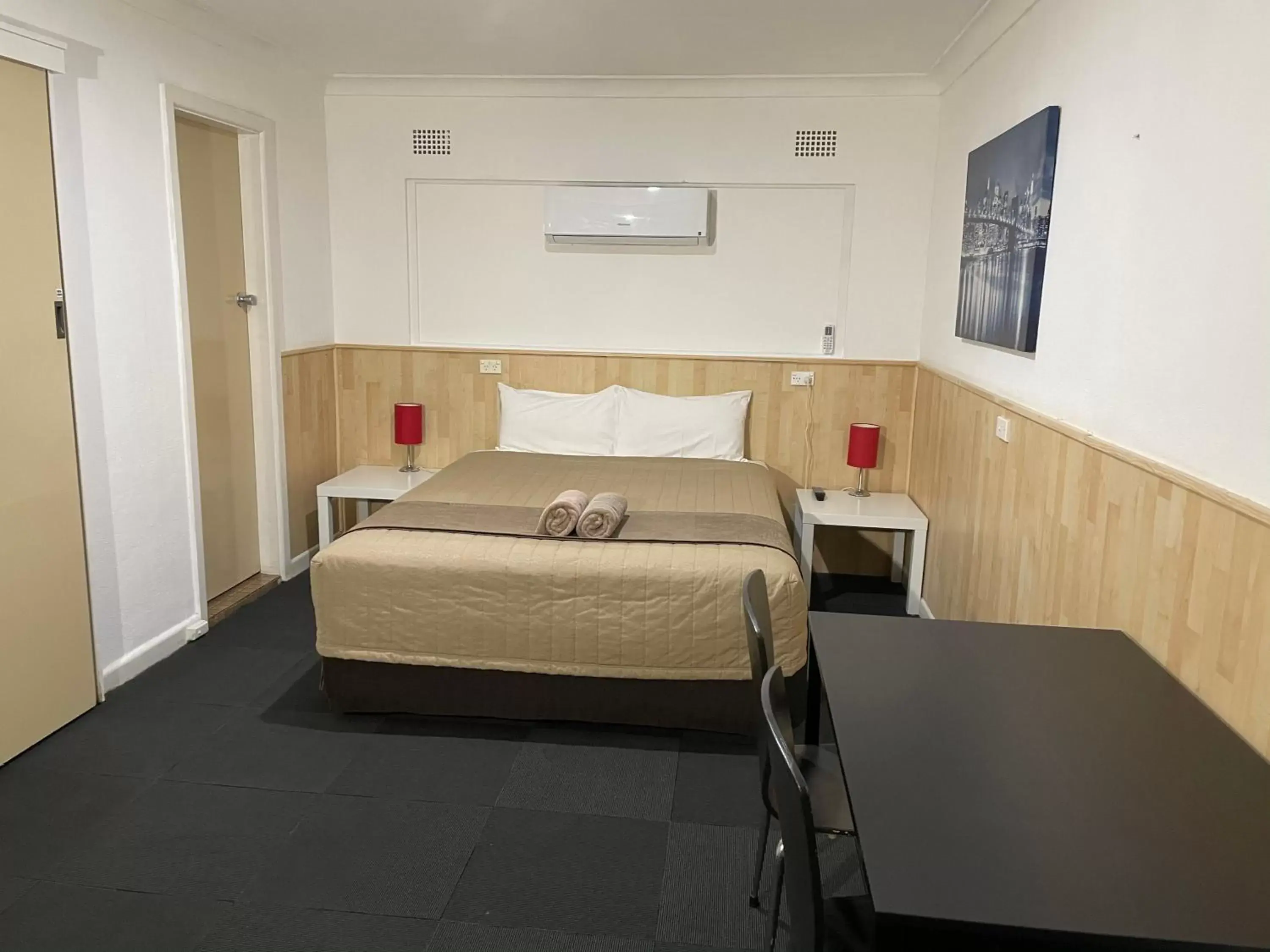 Bed in Countryman Motor Inn Cowra