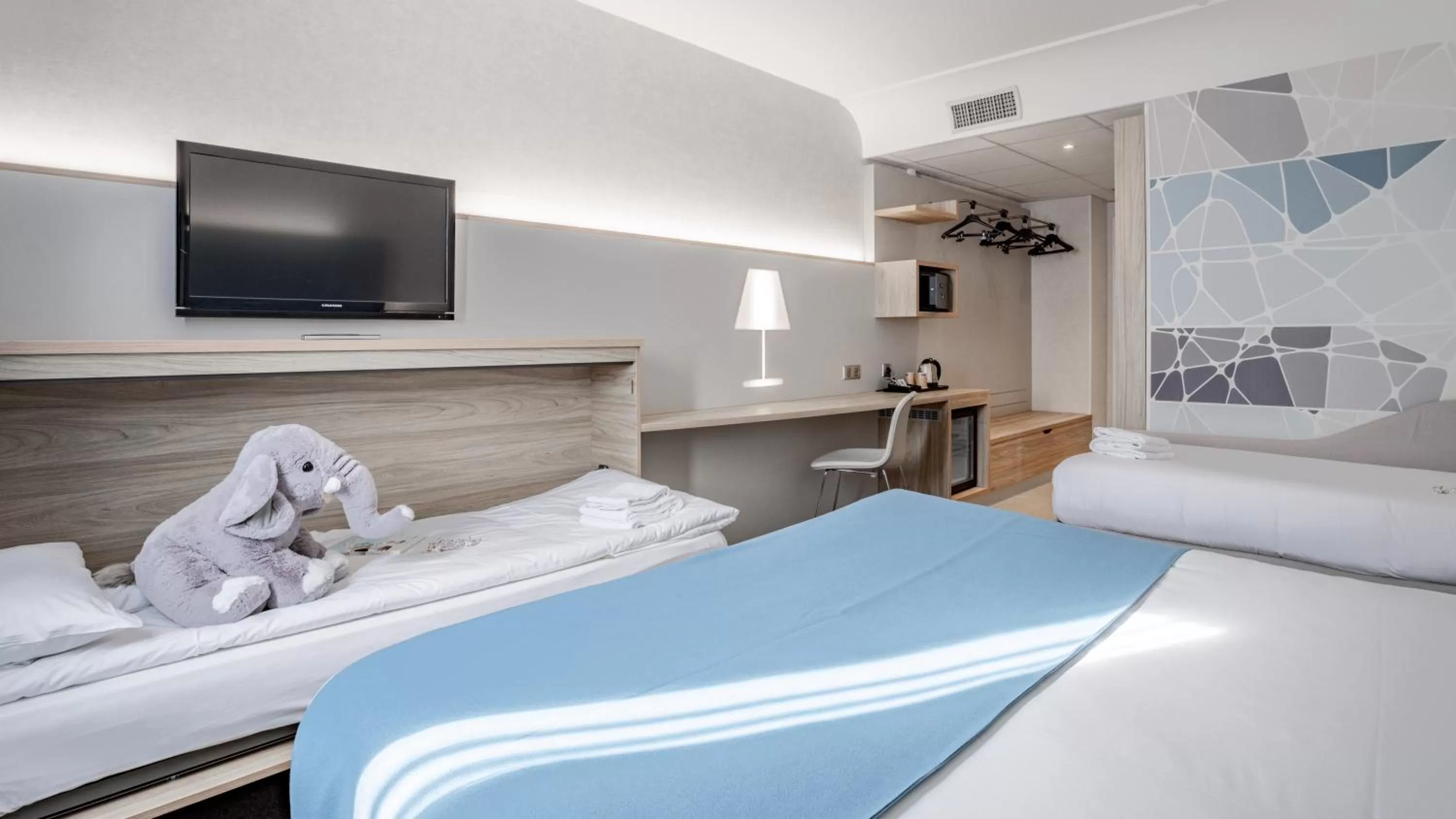 Bedroom, Bed in Hotel Plaza - site du Futuroscope