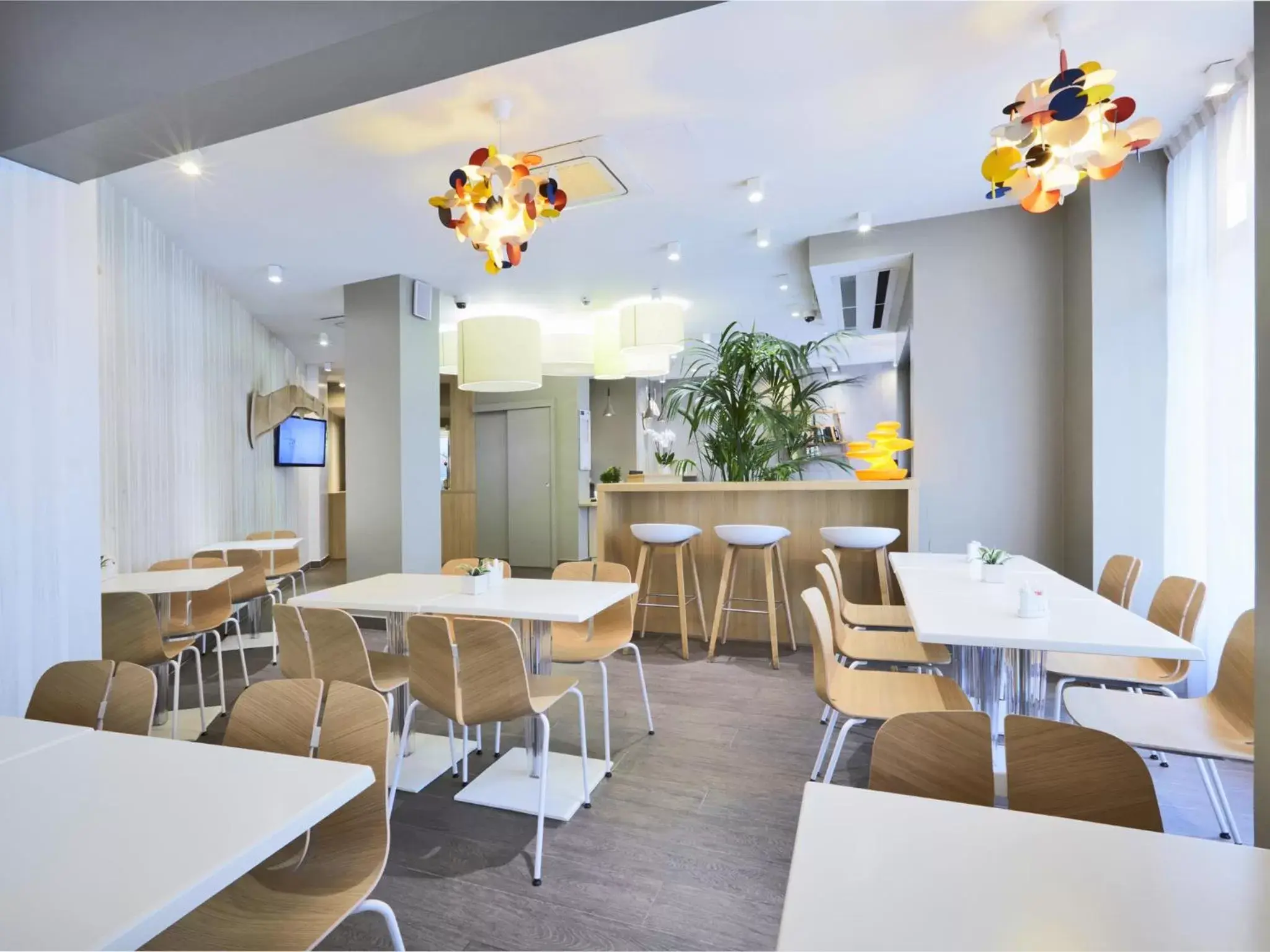 Lounge or bar, Restaurant/Places to Eat in Kyriad Paris 18 - Porte de Clignancourt - Montmartre