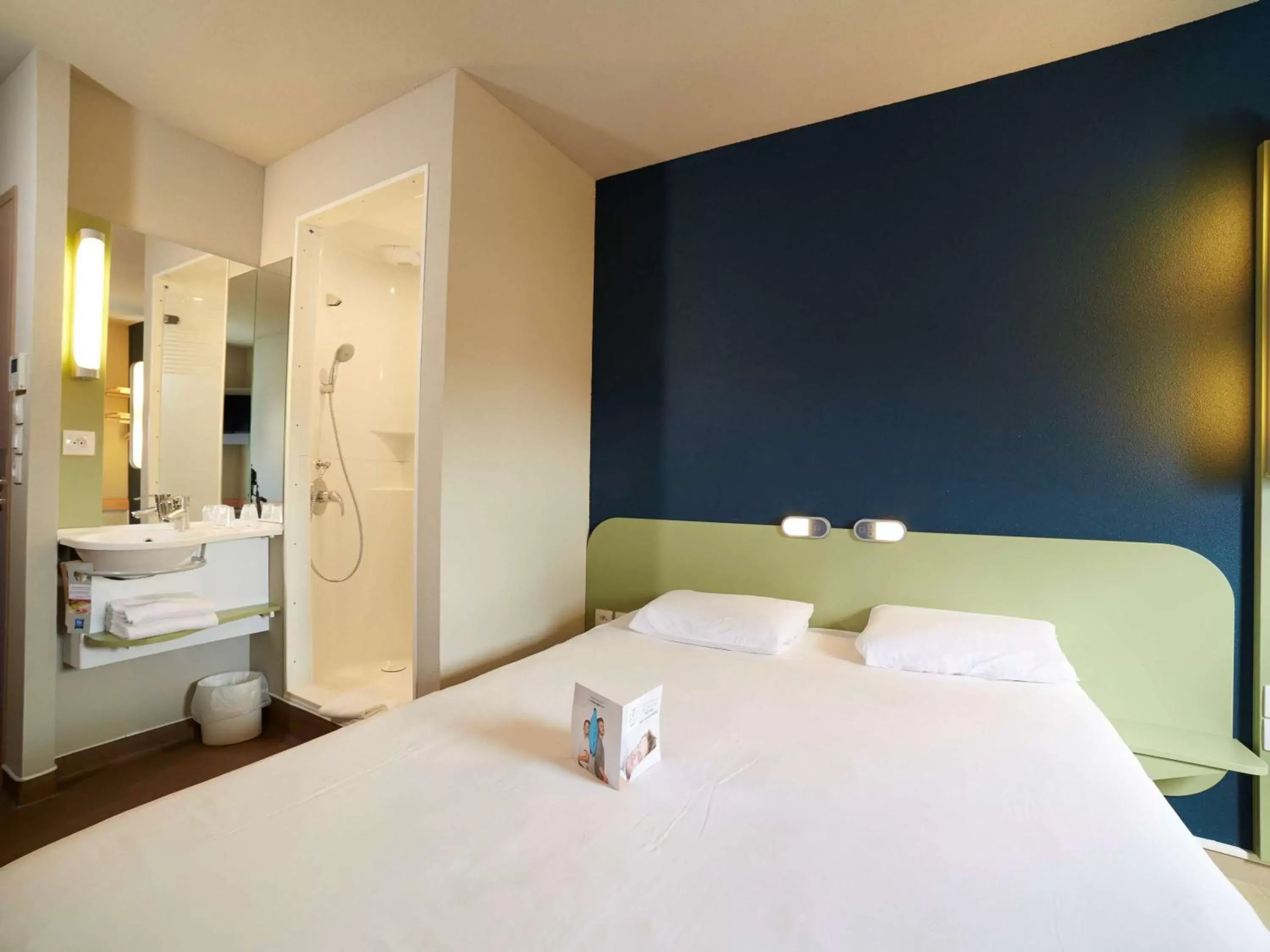 Photo of the whole room, Bed in Ibis Budget Chalon Sur Saone Nord