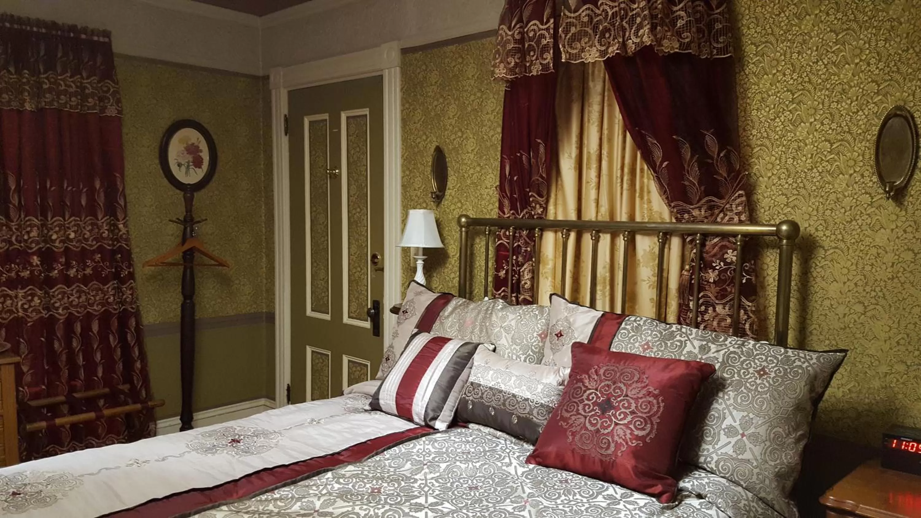 Bed in Holidae House Bed & Breakfast