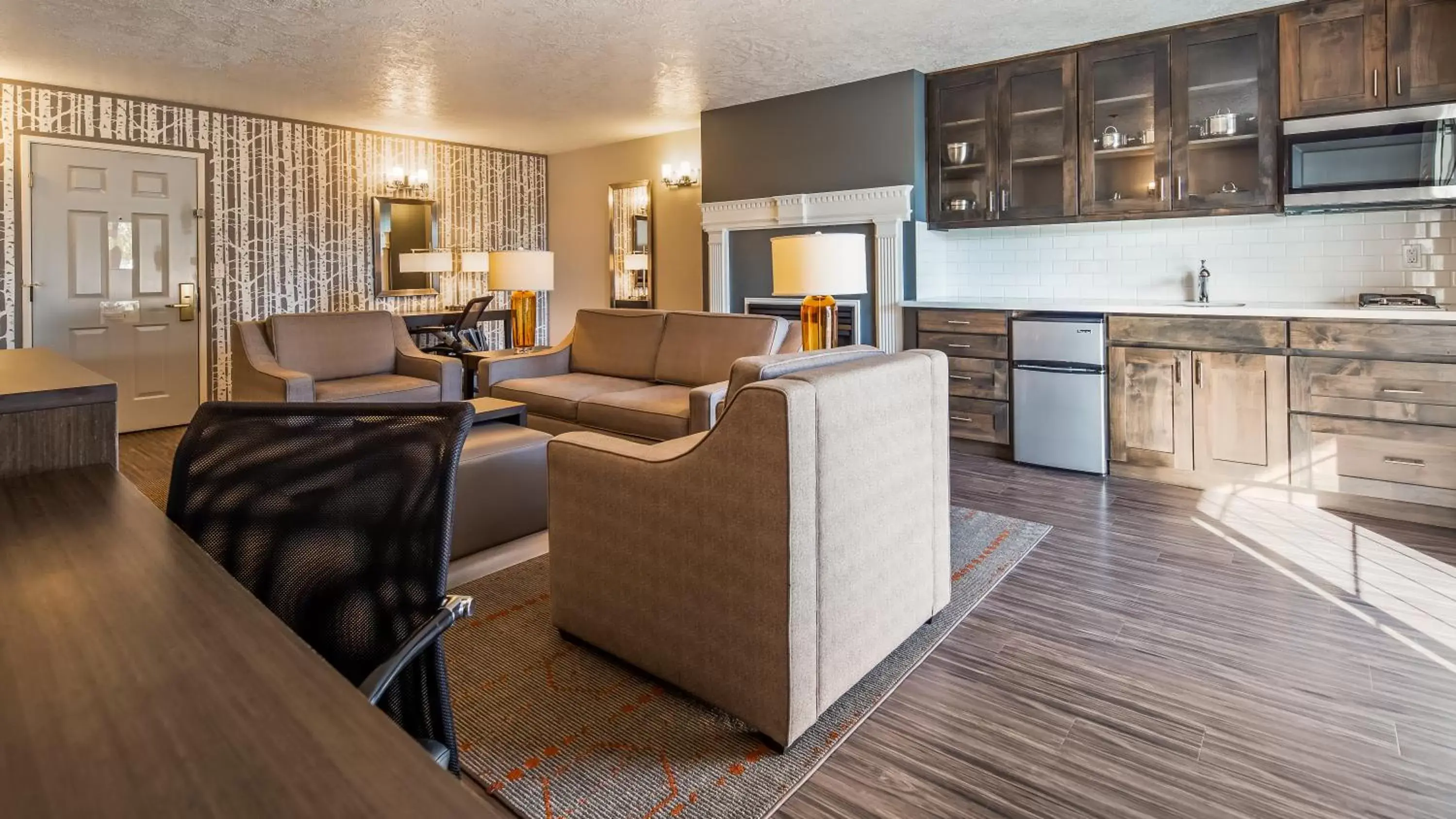 Kitchen or kitchenette, Seating Area in Best Western Corvallis