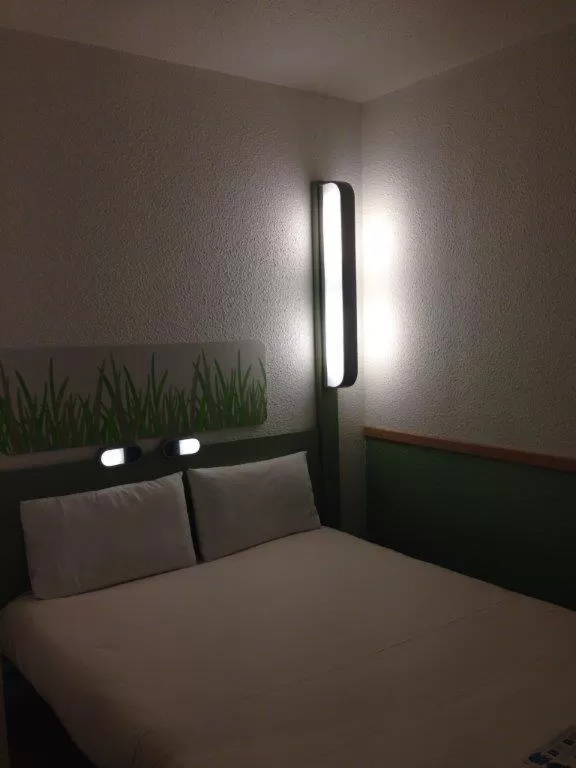 Bedroom, Bed in Ibis Budget Rambouillet