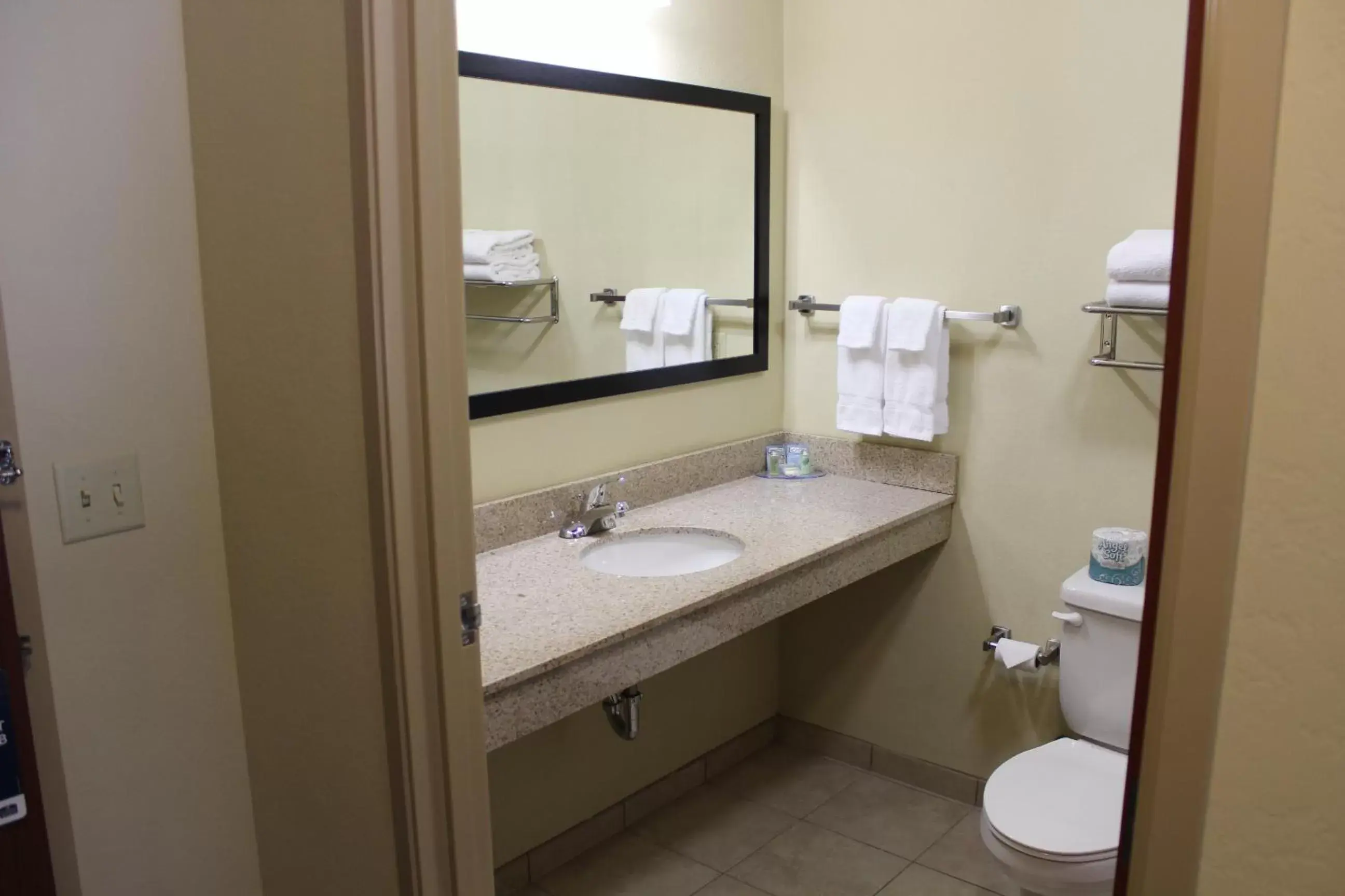 Toilet, Bathroom in Cobblestone Inn & Suites - Rugby