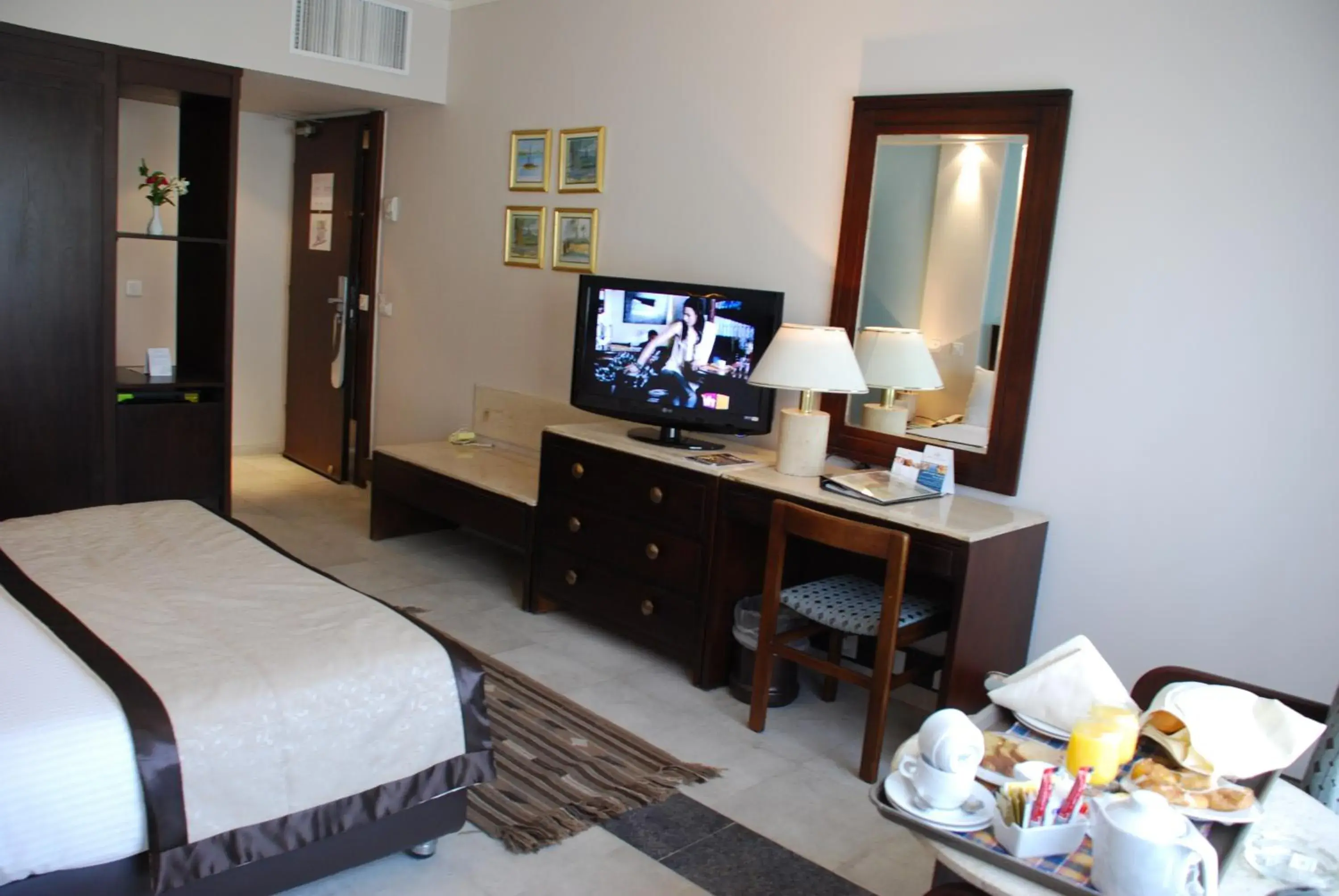 Bedroom, TV/Entertainment Center in Pyramids Park Resort Cairo