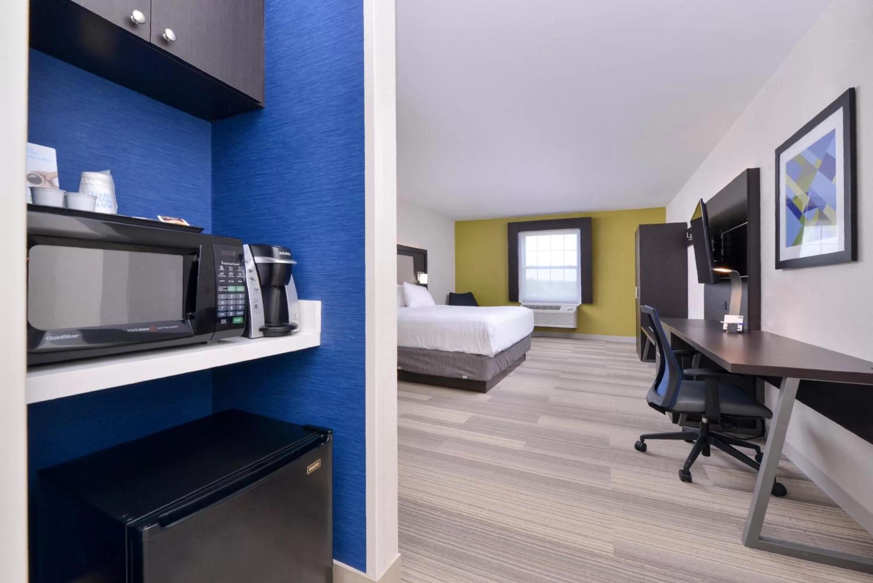 Photo of the whole room, Bed in Holiday Inn Express Mystic by IHG