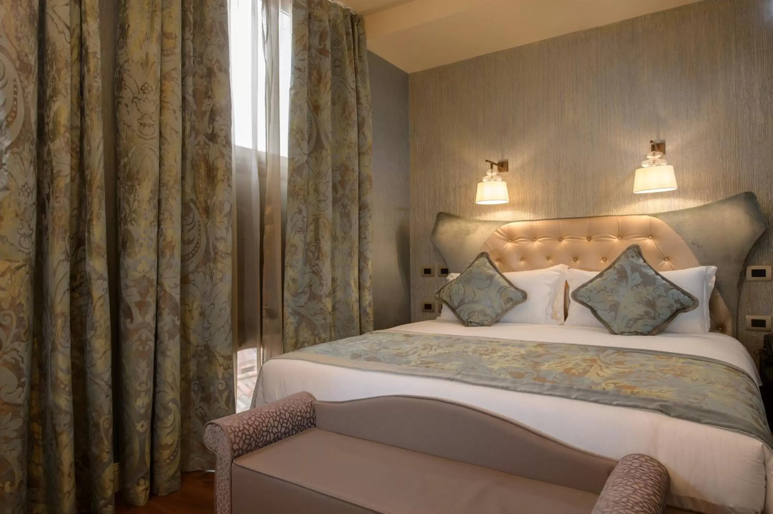 Bedroom, Bed in Palazzo Veneziano - Venice Collection Bedroom, Bed in Palazzo Veneziano - Venice Collection