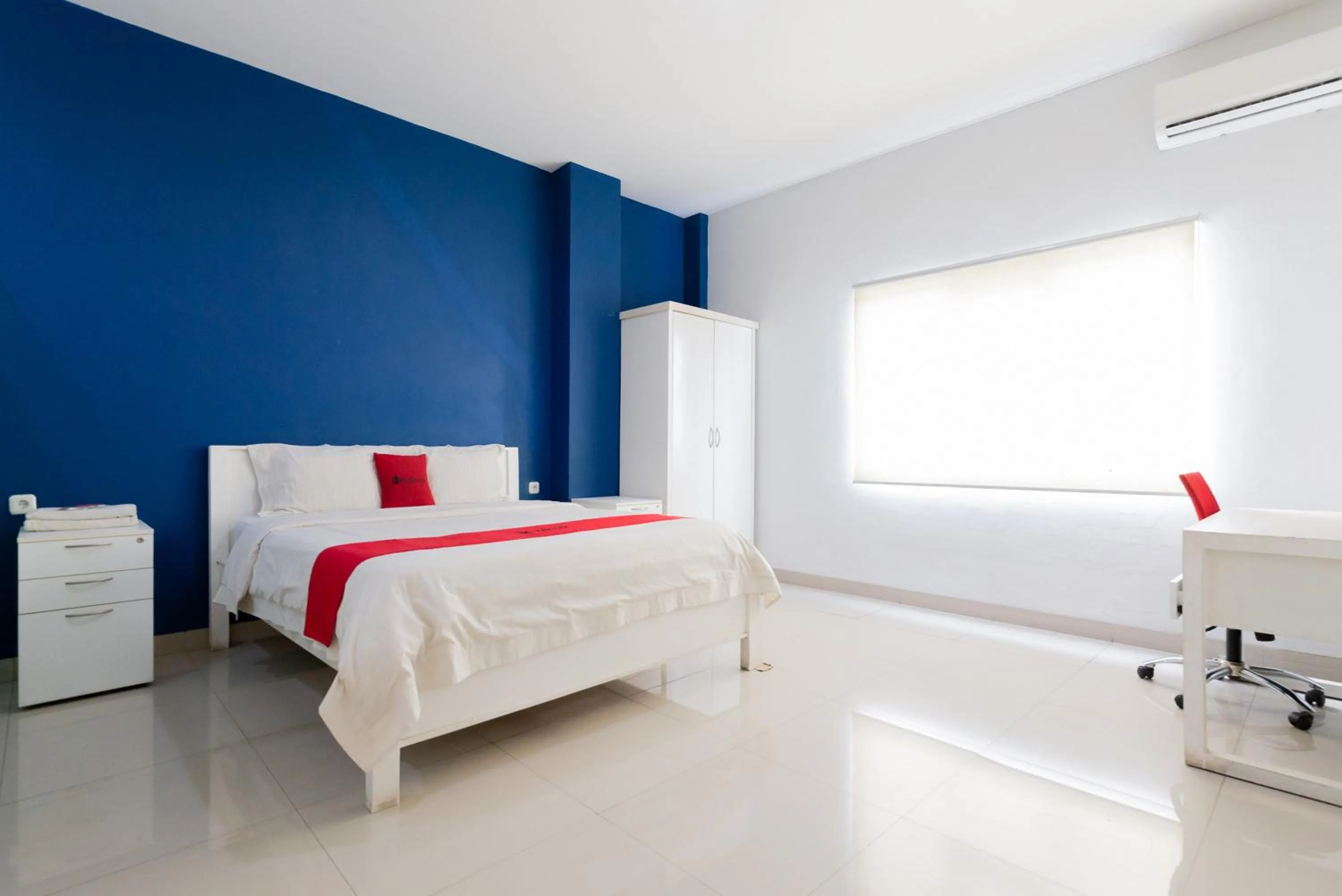 Bed in RedDoorz Plus near Living Plaza Jababeka