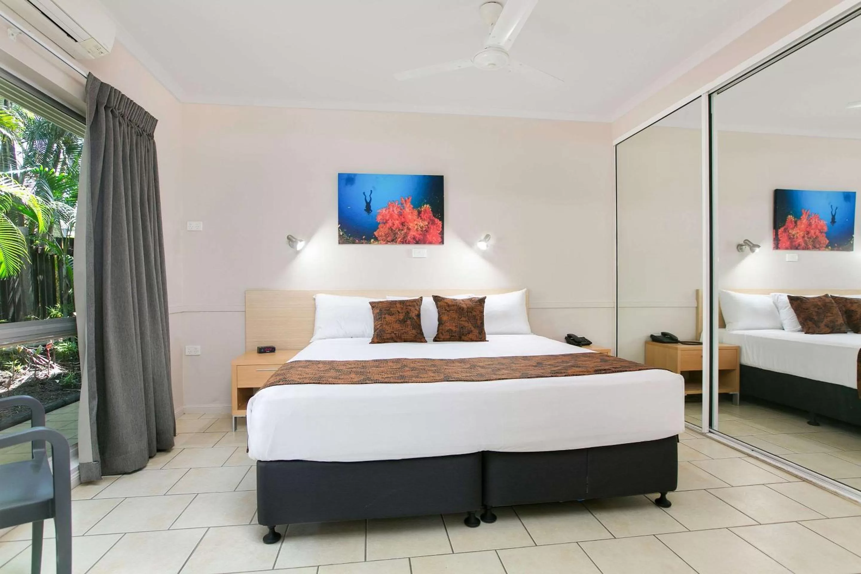 Photo of the whole room, Bed in Comfort Inn Cairns City