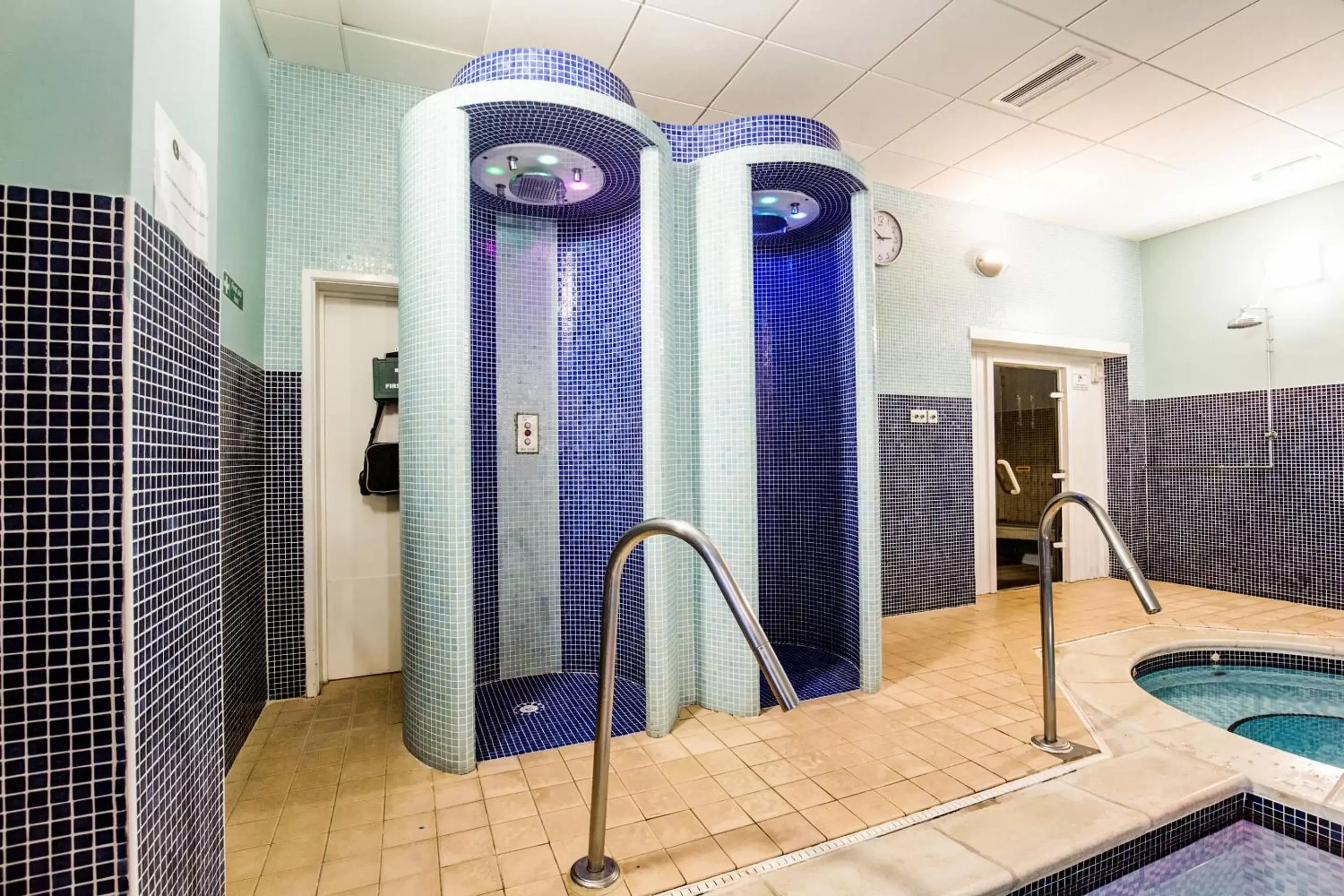 Swimming pool, Bathroom in Barony Castle Hotel